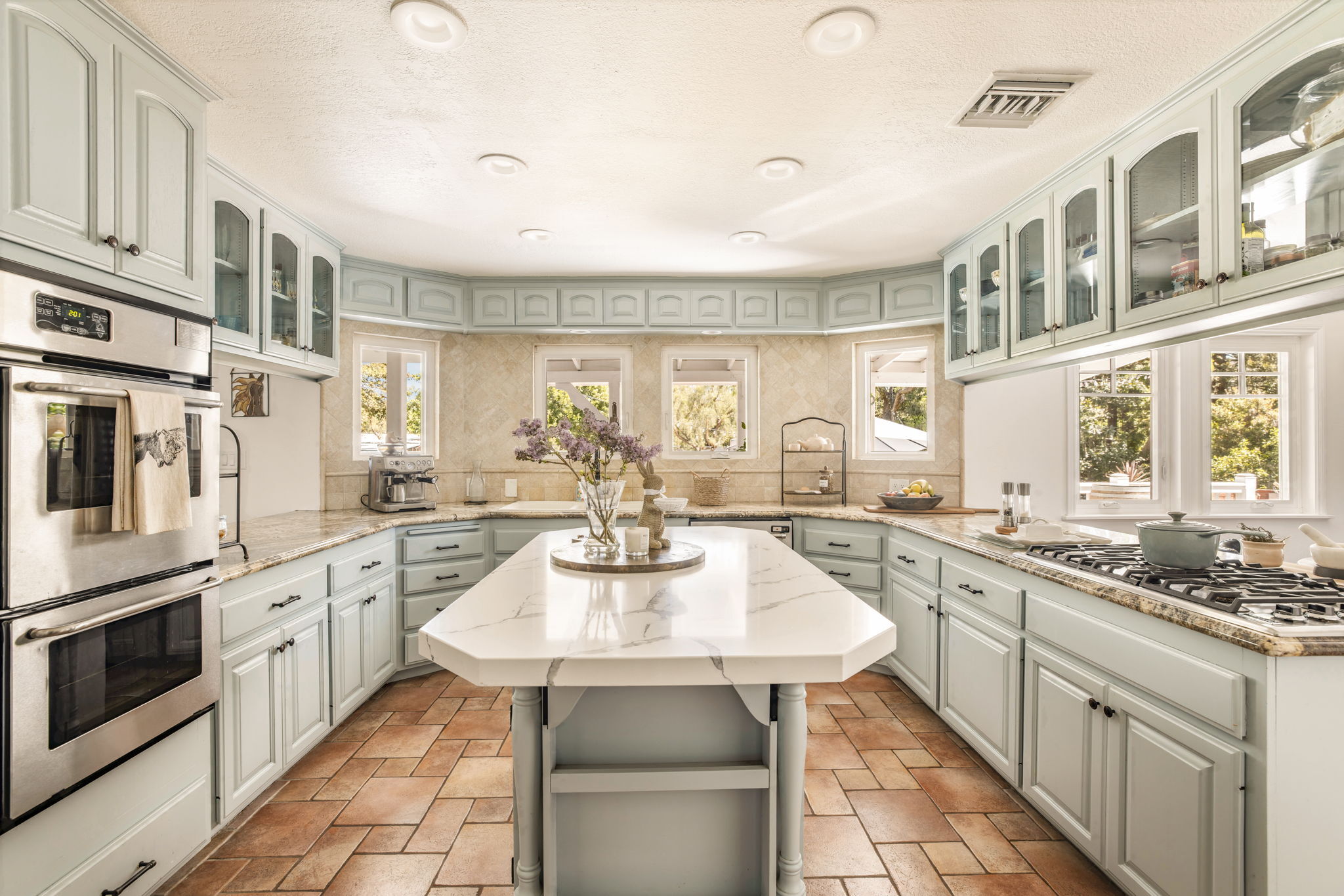  2390 Glenside Lane - 物件實景