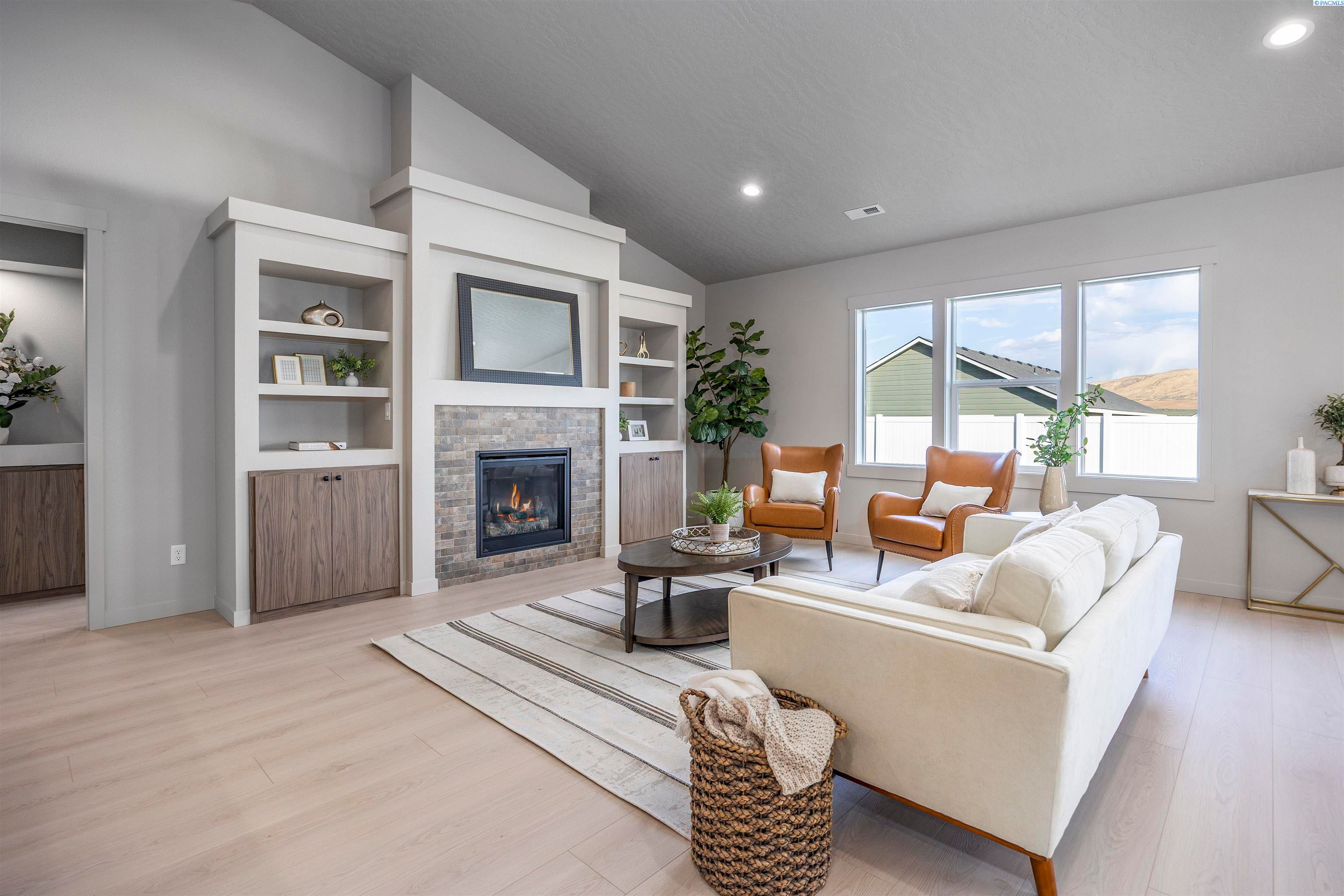 Richland, Washington, 99352, United States, 4 Bedrooms Bedrooms, ,3 BathroomsBathrooms,Residential,For Sale,1980389