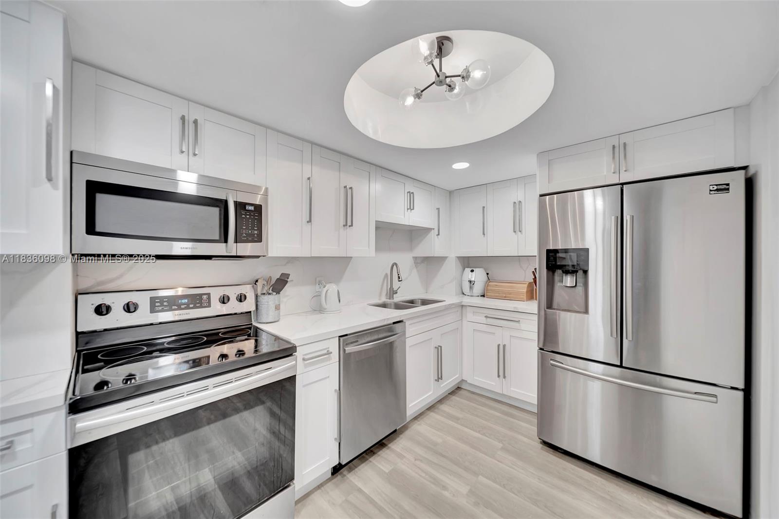 Miami Beach, Florida, 33140, United States, 2 Bedrooms Bedrooms, ,2 BathroomsBathrooms,Residential,For Sale,1885385