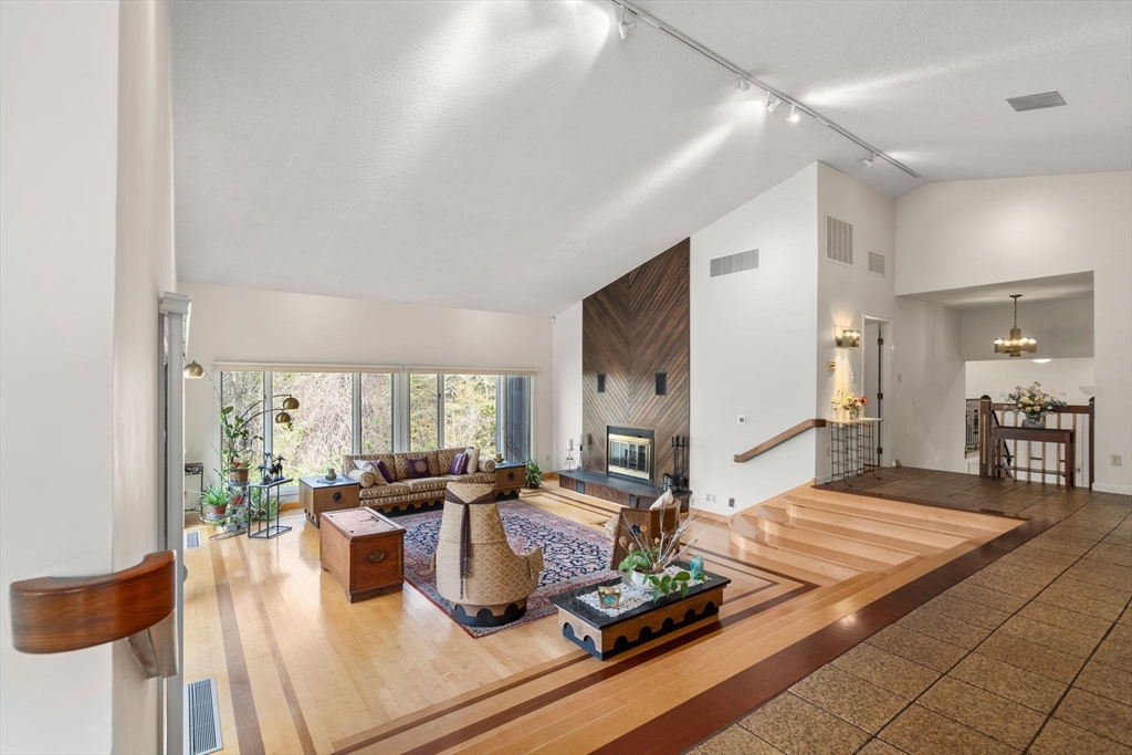 Dartmouth, Massachusetts, 02748, United States, 4 Bedrooms Bedrooms, ,5 BathroomsBathrooms,Residential,For Sale,1804172