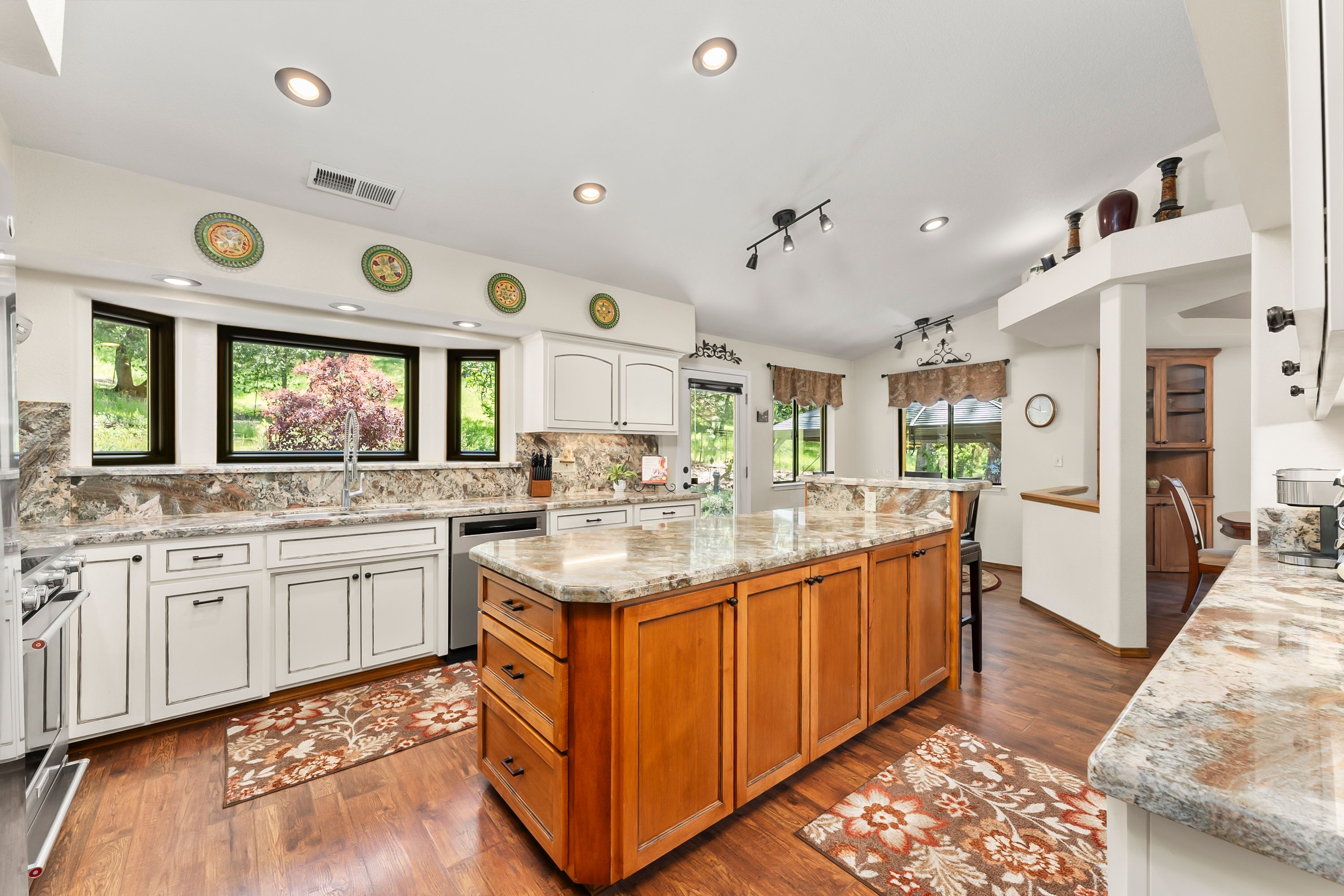  21 Acres - Gated - Renovated - 物件實景