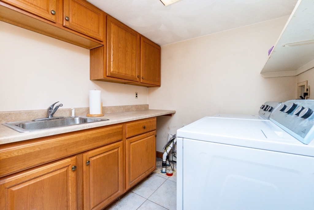 Saugus, Massachusetts, 01906, United States, 3 Bedrooms Bedrooms, ,2 BathroomsBathrooms,Residential,For Sale,1982387