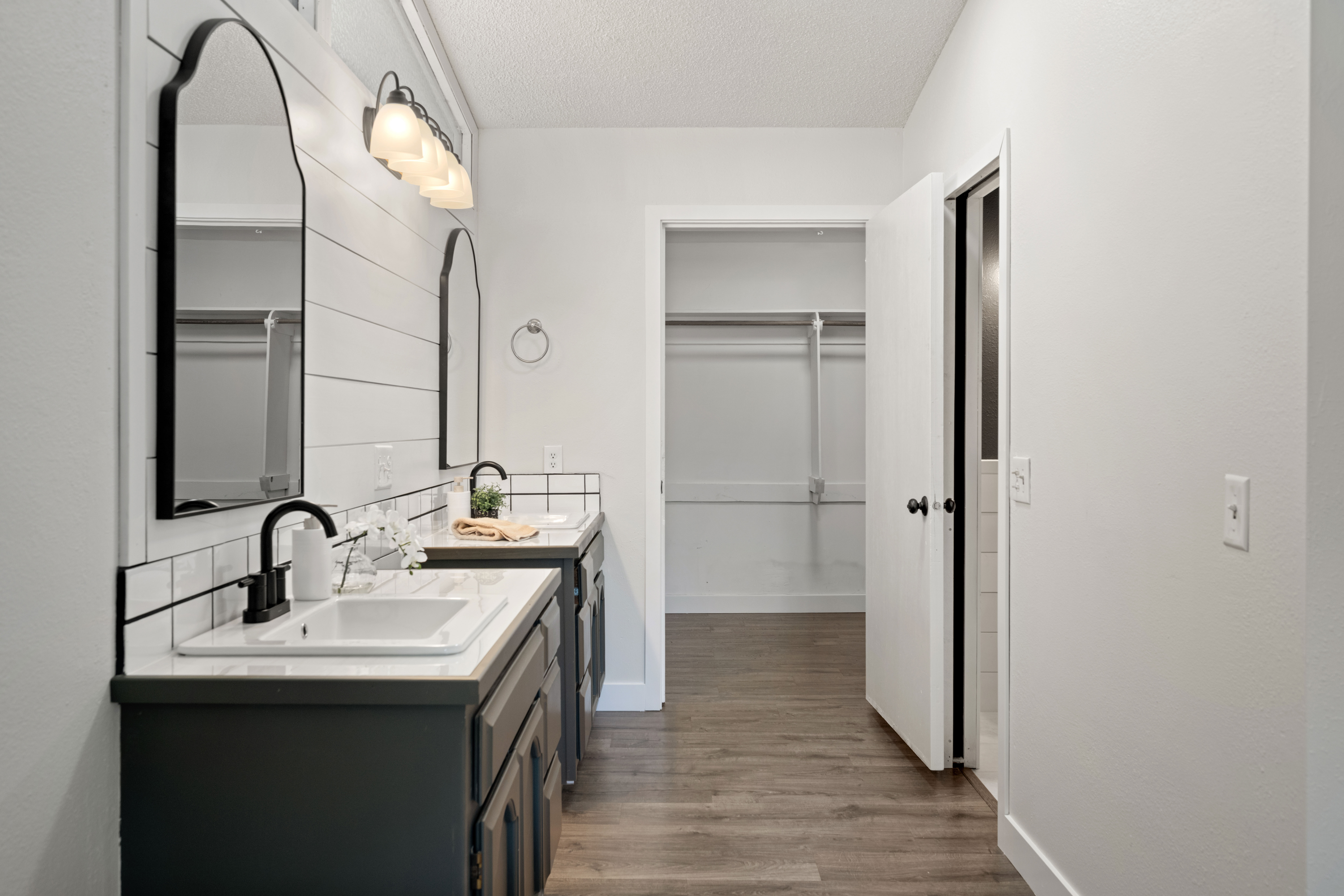  Fully Updated Kitchen, Bathrooms, Floors & More - 物件實景