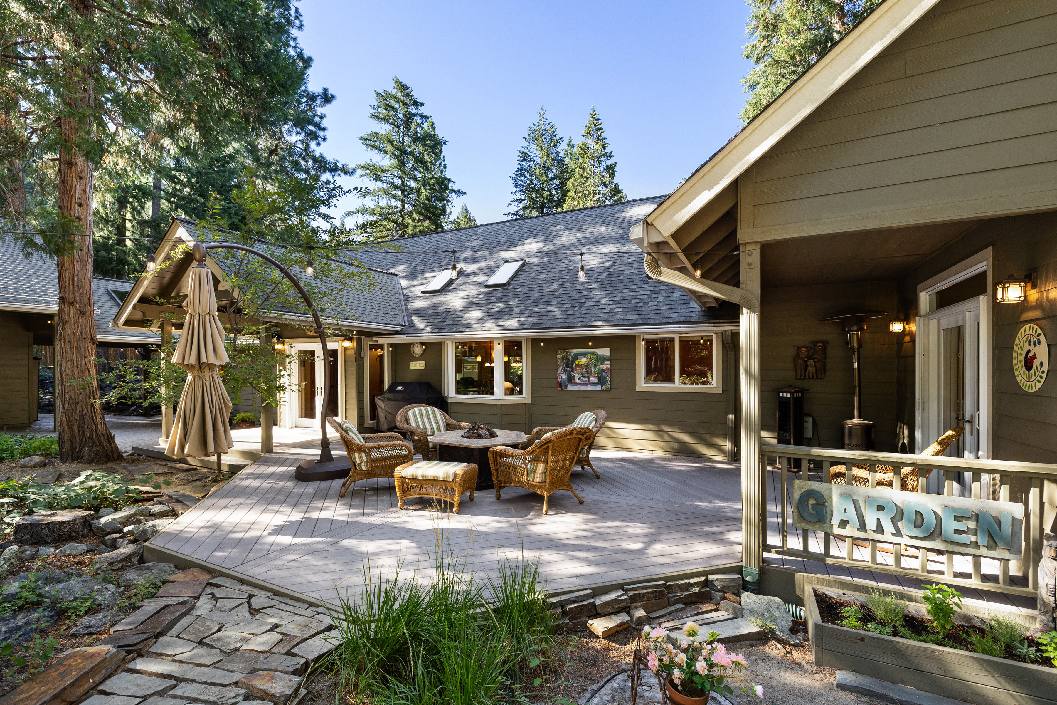  Luxury Mountain Retreat with Guest House on 1 Acre in the Heart of Graeagle - 物件實景