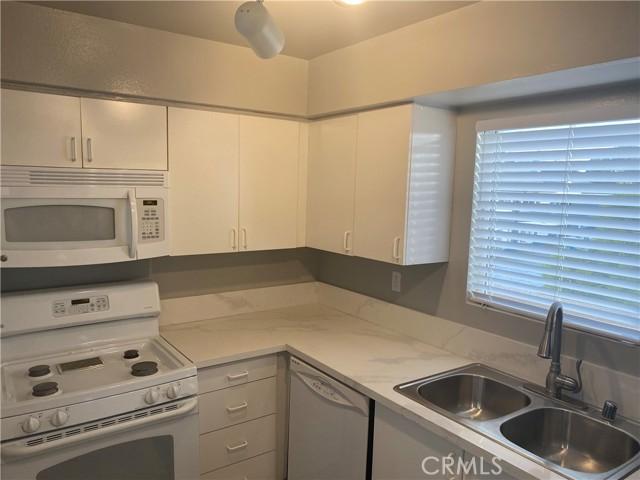 Santa Monica, California, 90404, United States, 2 Bedrooms Bedrooms, ,2 BathroomsBathrooms,Residential,For Sale,1864661