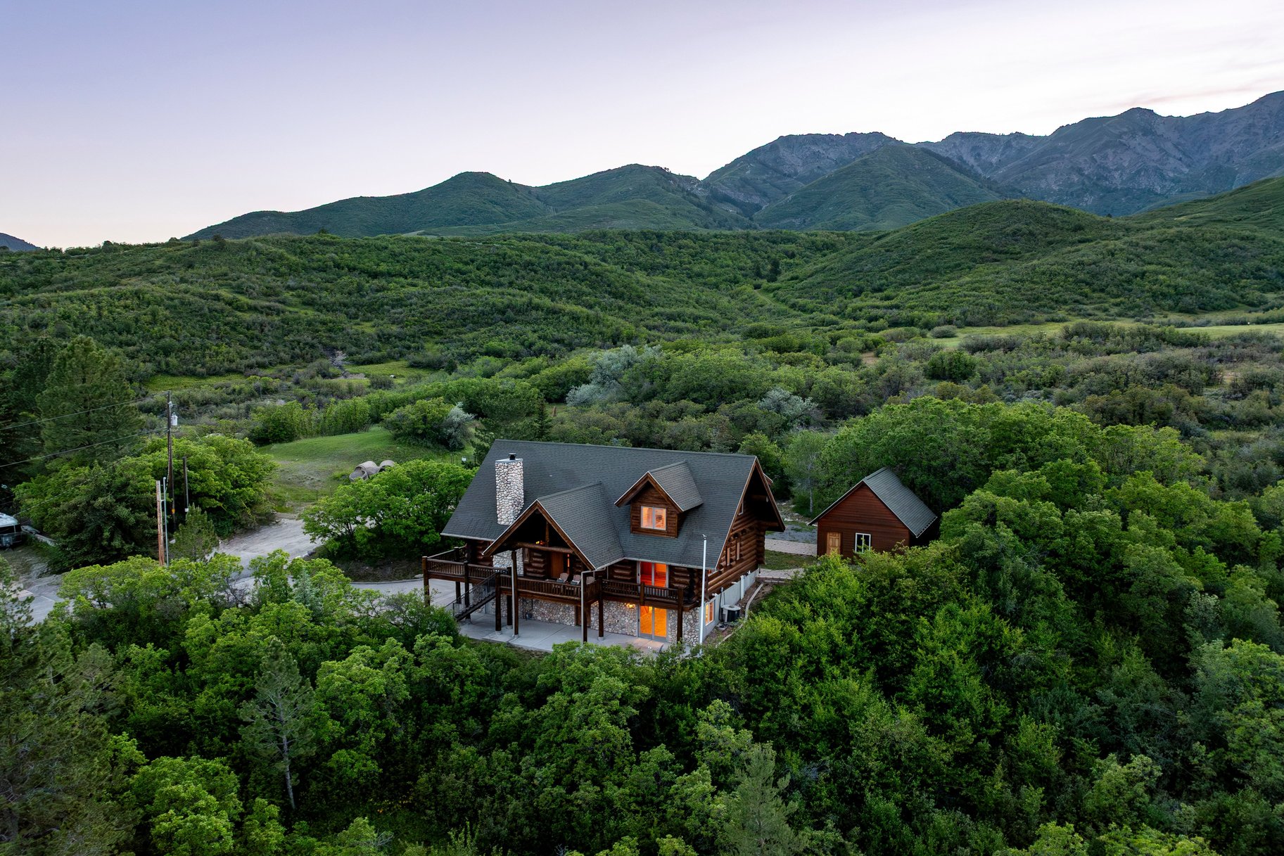  Refined Mountain Home on 1.27 Acres Near Snowbasin - 物件實景