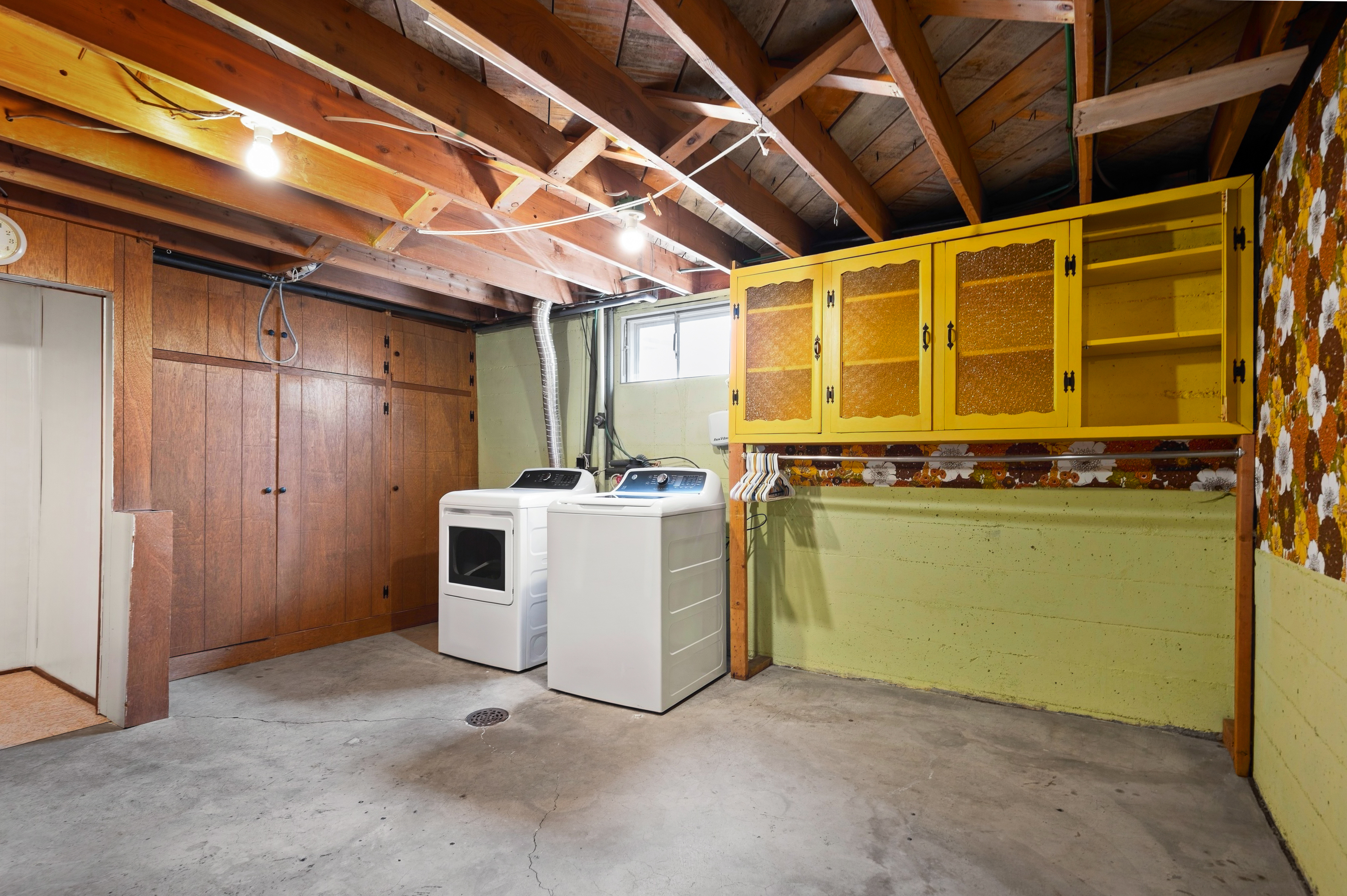  All Brick Ranch Home Offering Residential Comfort with Commercial Potential - 物件實景