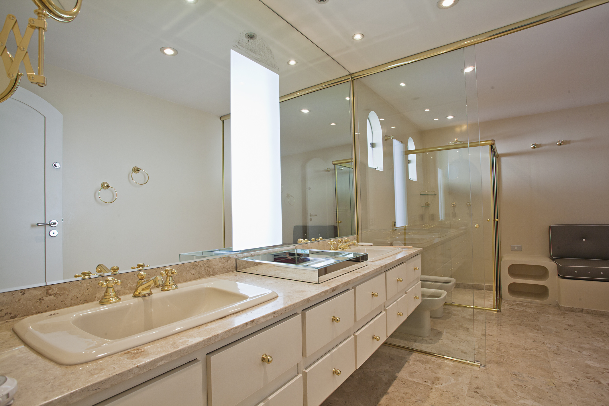  Architectural project by Marcos Tomanik with pool and garage for 16 cars - 物件實景