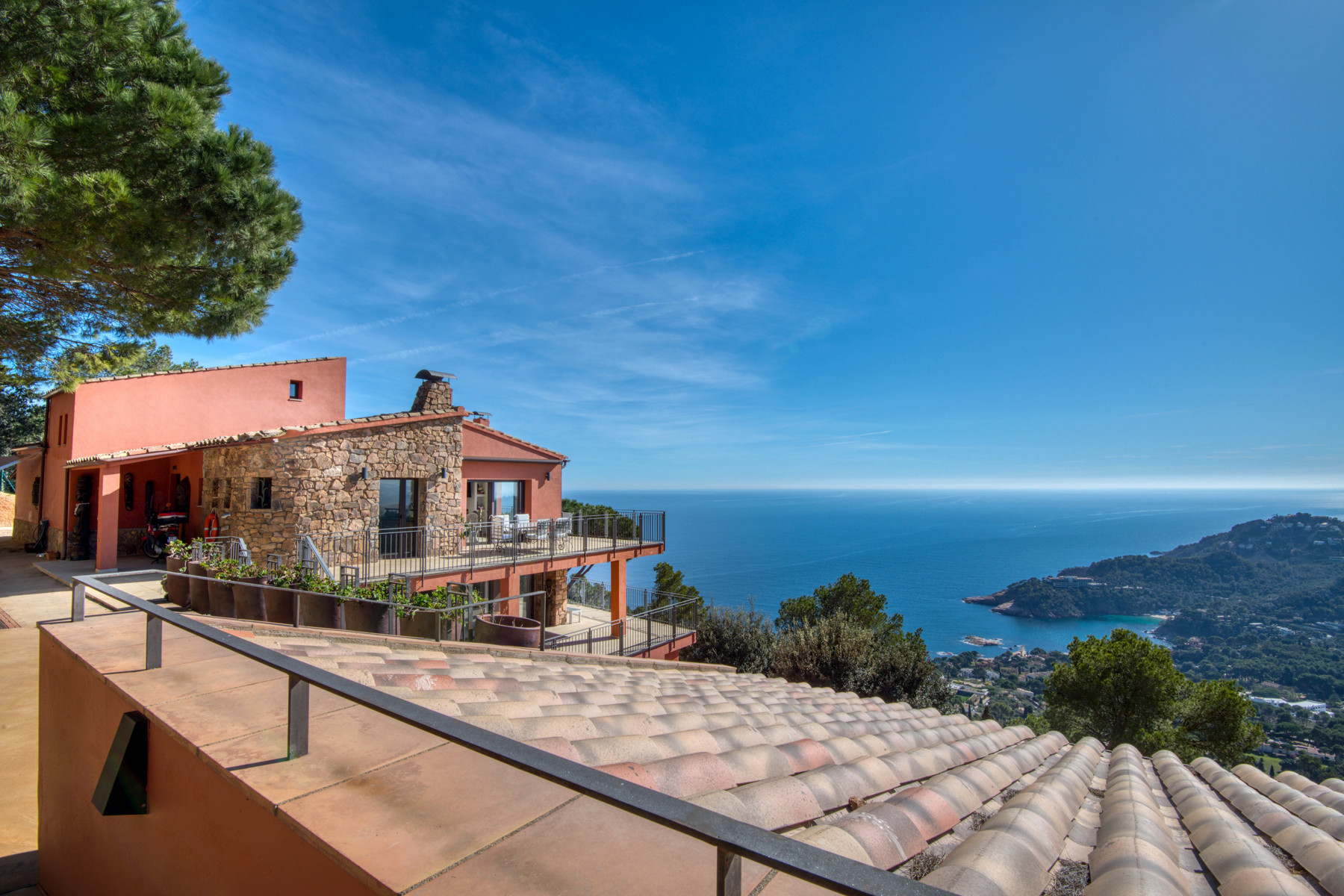 Fantastic south facing house with sea views 10 minutes walk from Begur