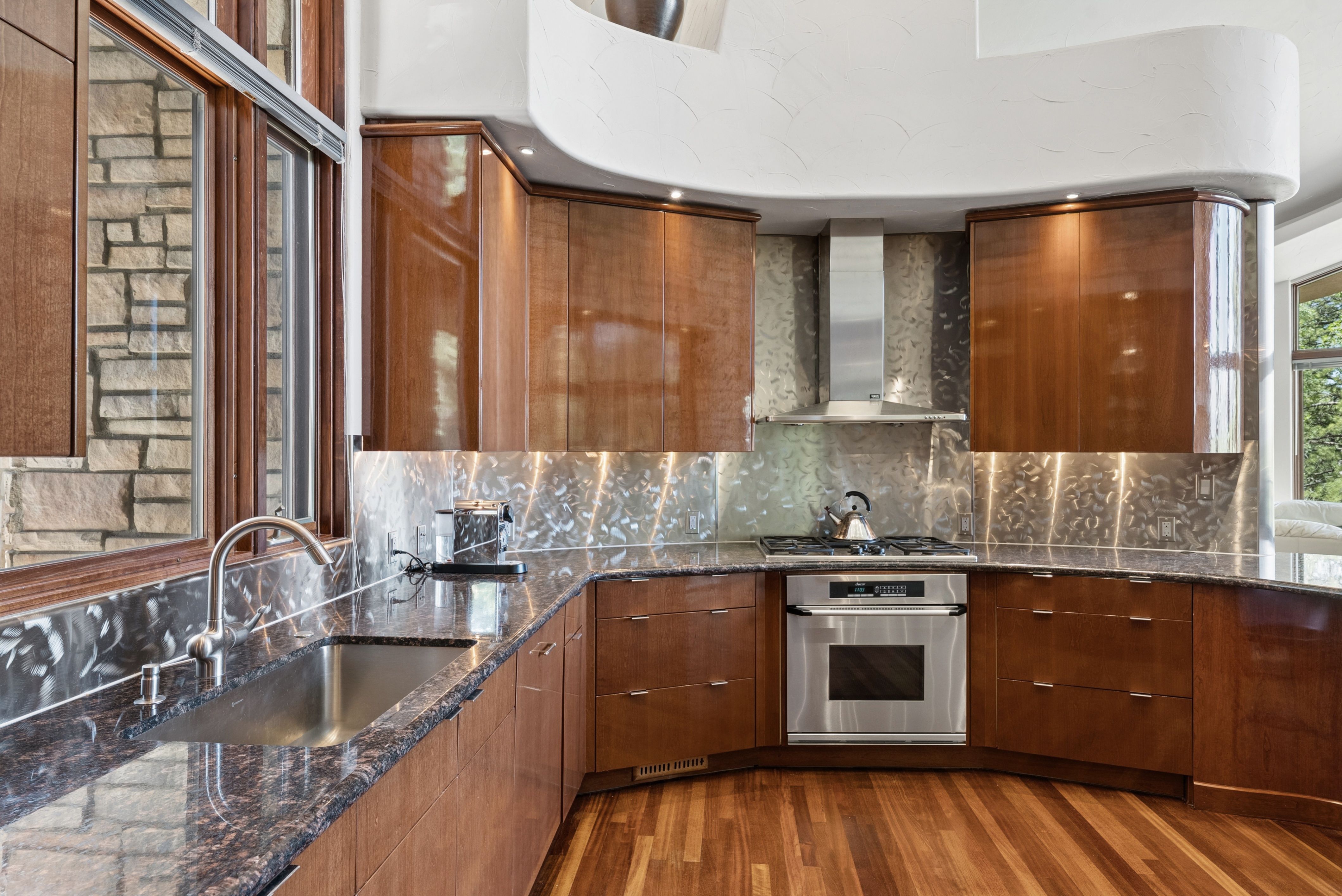  Custom Built on Over Five Acres - 物件實景