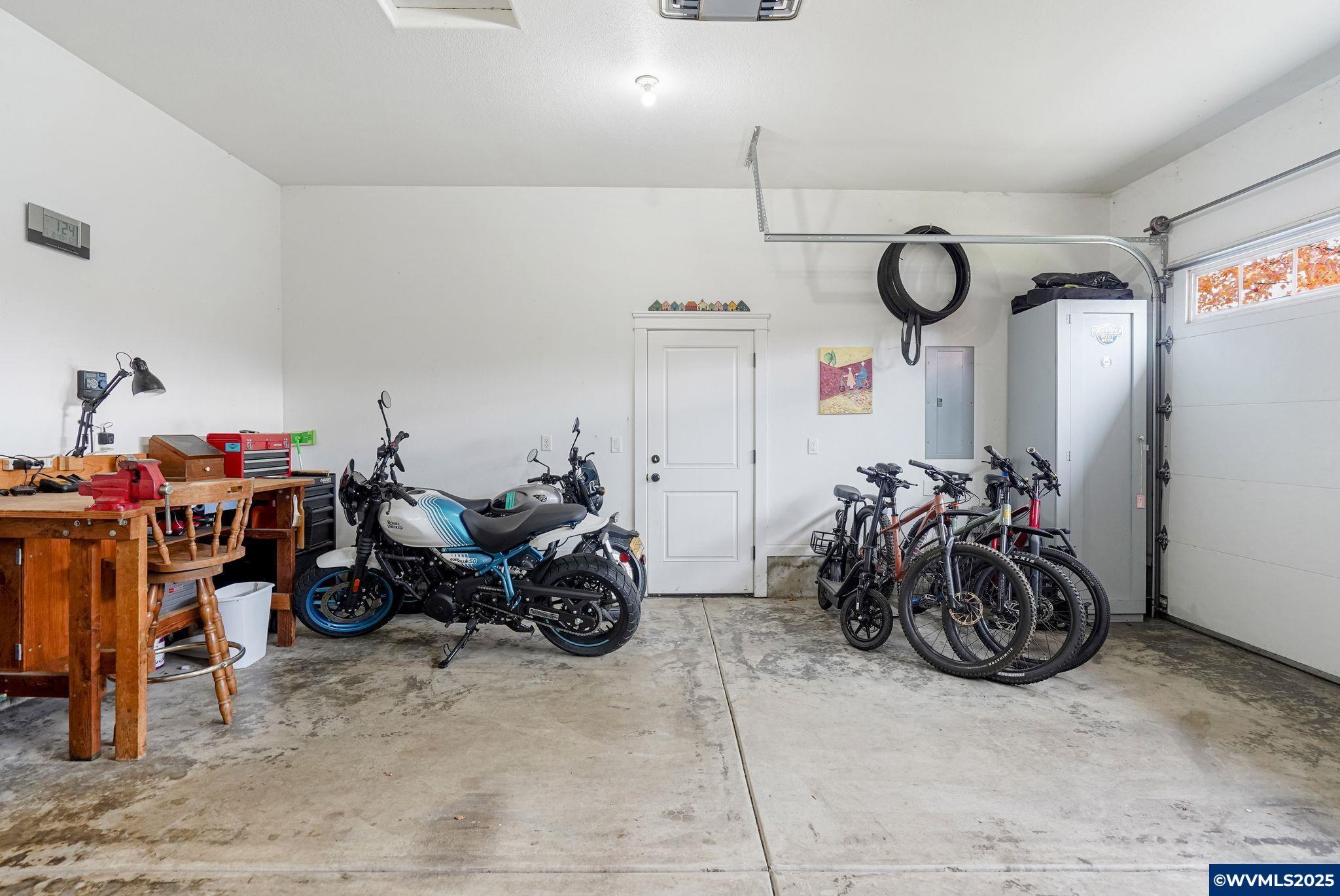 Dallas, Oregon, 97338, United States, 4 Bedrooms Bedrooms, ,2 BathroomsBathrooms,Residential,For Sale,1991904