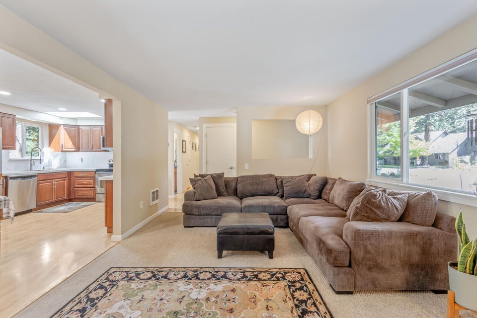 Bend, Oregon, 97702, United States, 3 Bedrooms Bedrooms, ,2 BathroomsBathrooms,Residential,For Sale,1891060
