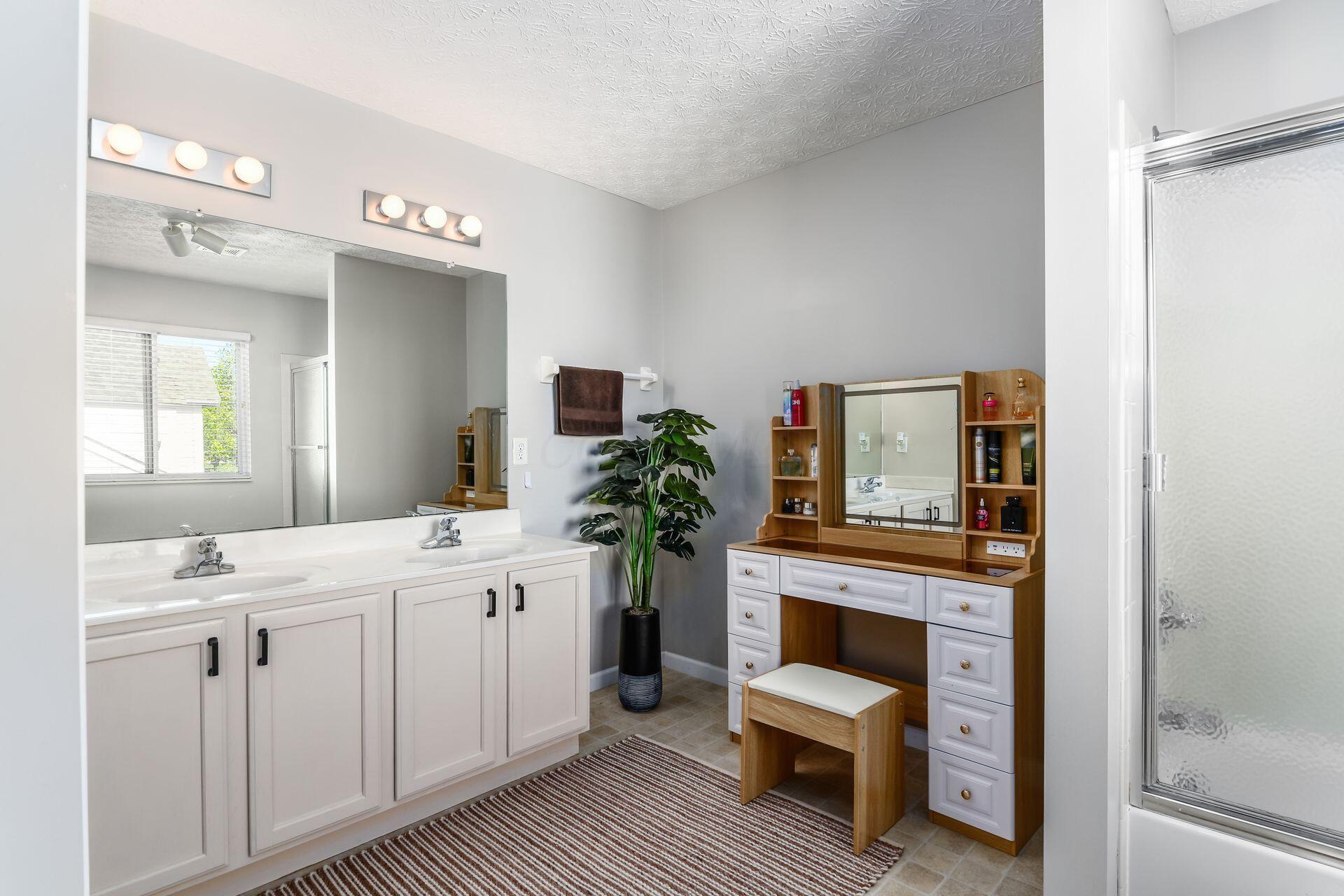 Hilliard, Ohio, 43026, United States, 4 Bedrooms Bedrooms, ,4 BathroomsBathrooms,Residential,For Sale,1965568