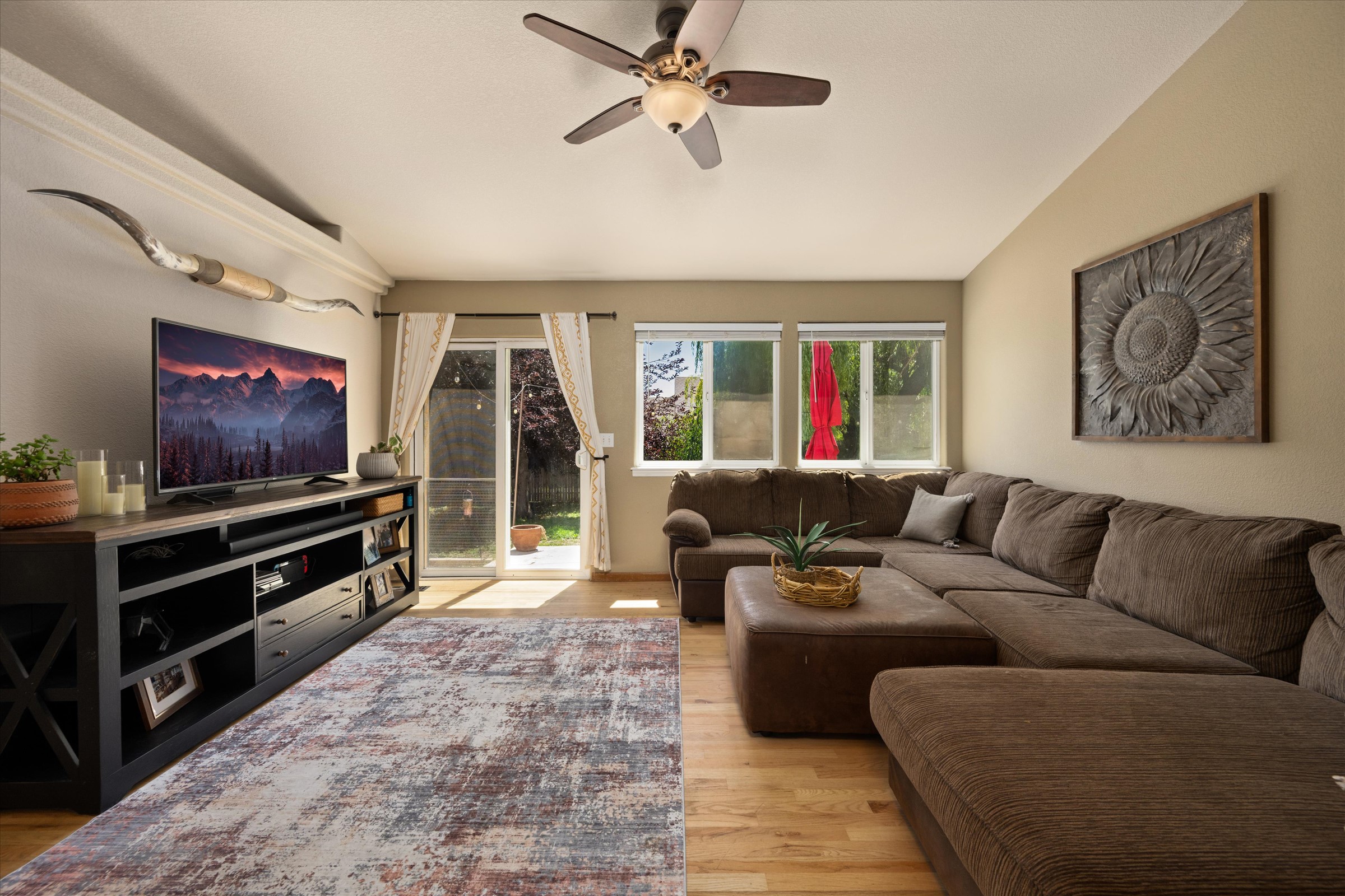  Main-Level Living Meets Unbeatable Storage and Outdoor Space - 物件實景