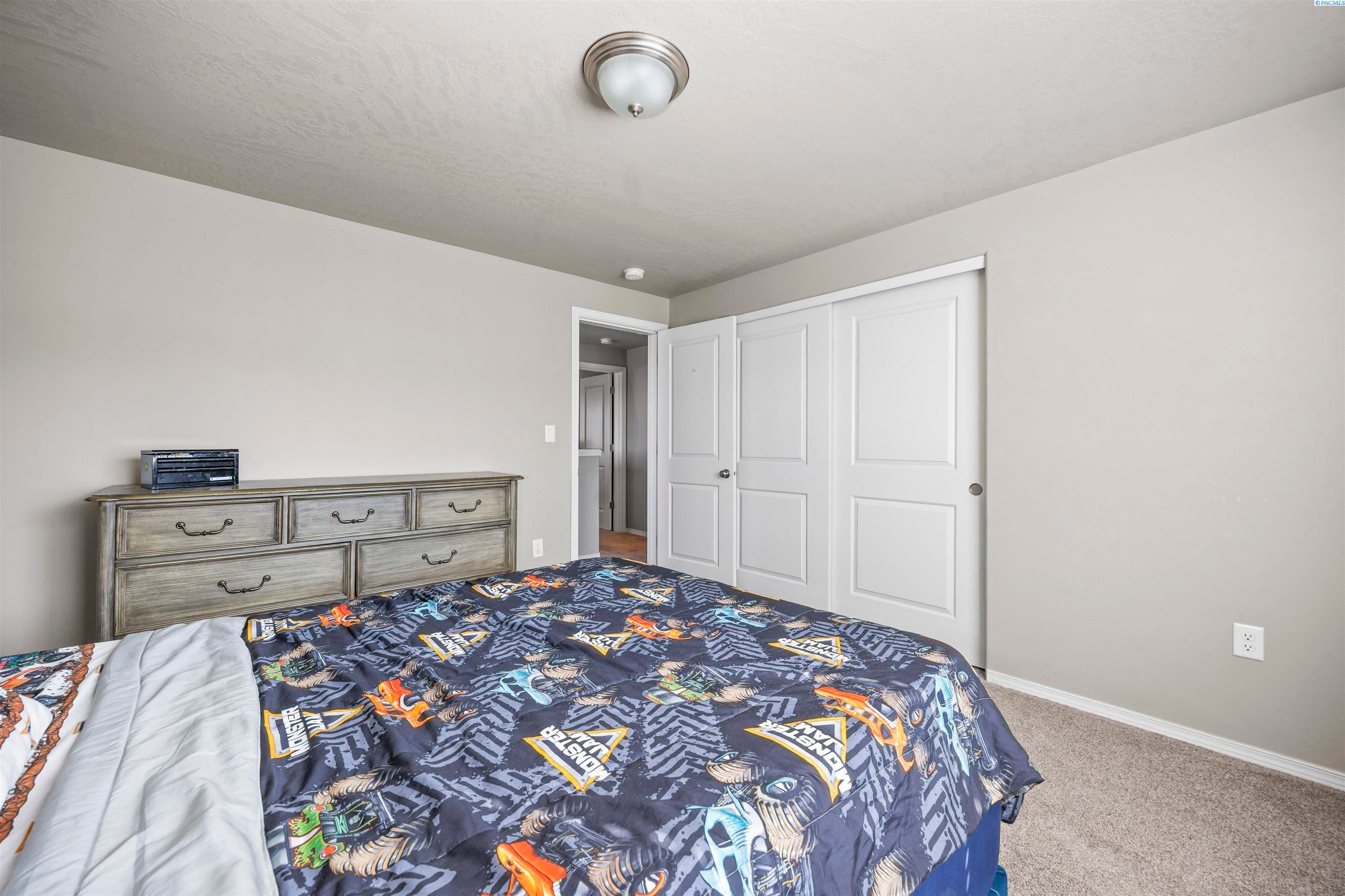 Kennewick, Washington, 99338, United States, 5 Bedrooms Bedrooms, ,3 BathroomsBathrooms,Residential,For Sale,1914232