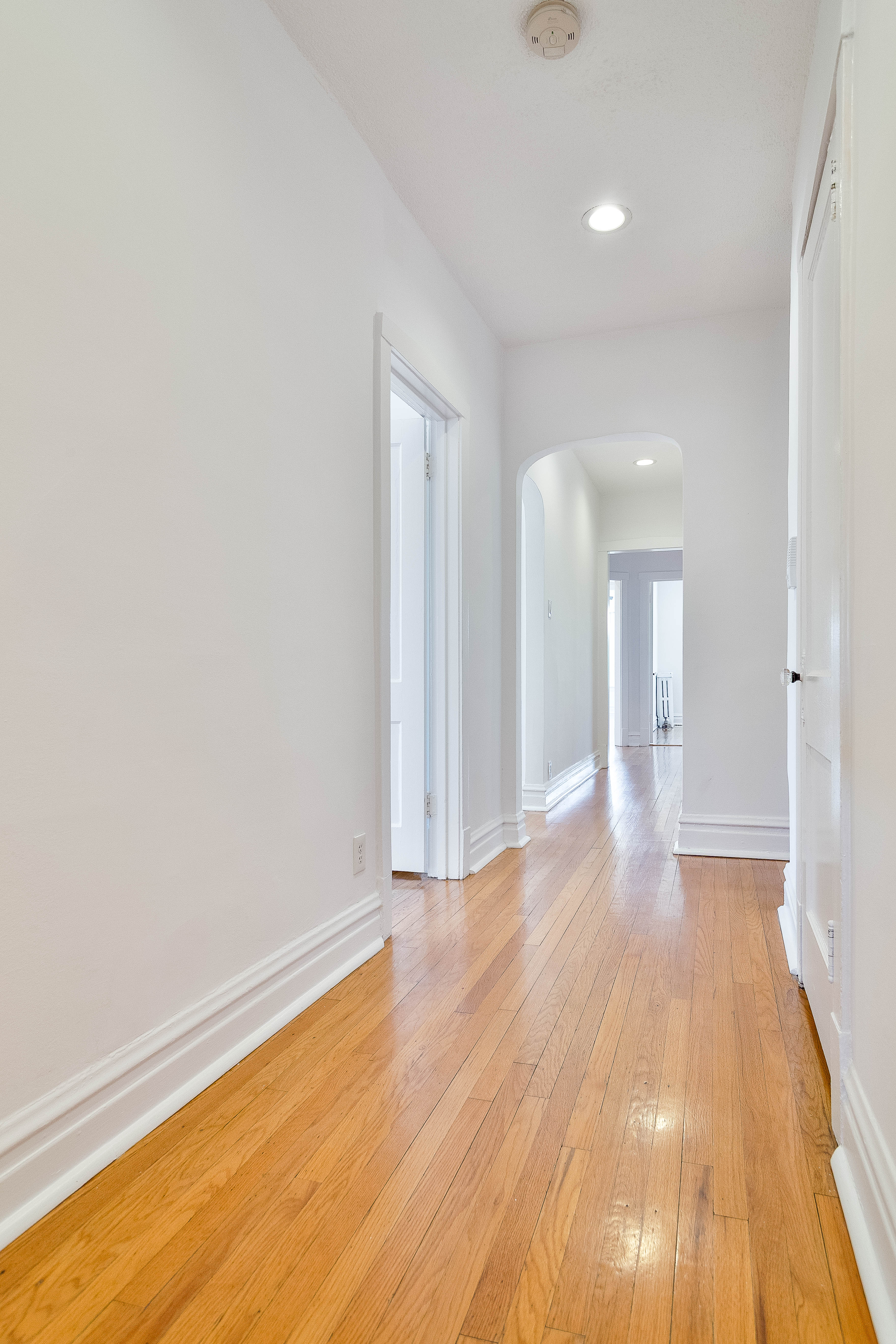  This Home Delivers Privacy, Volume, and Timeless Vintage Character - 物件實景