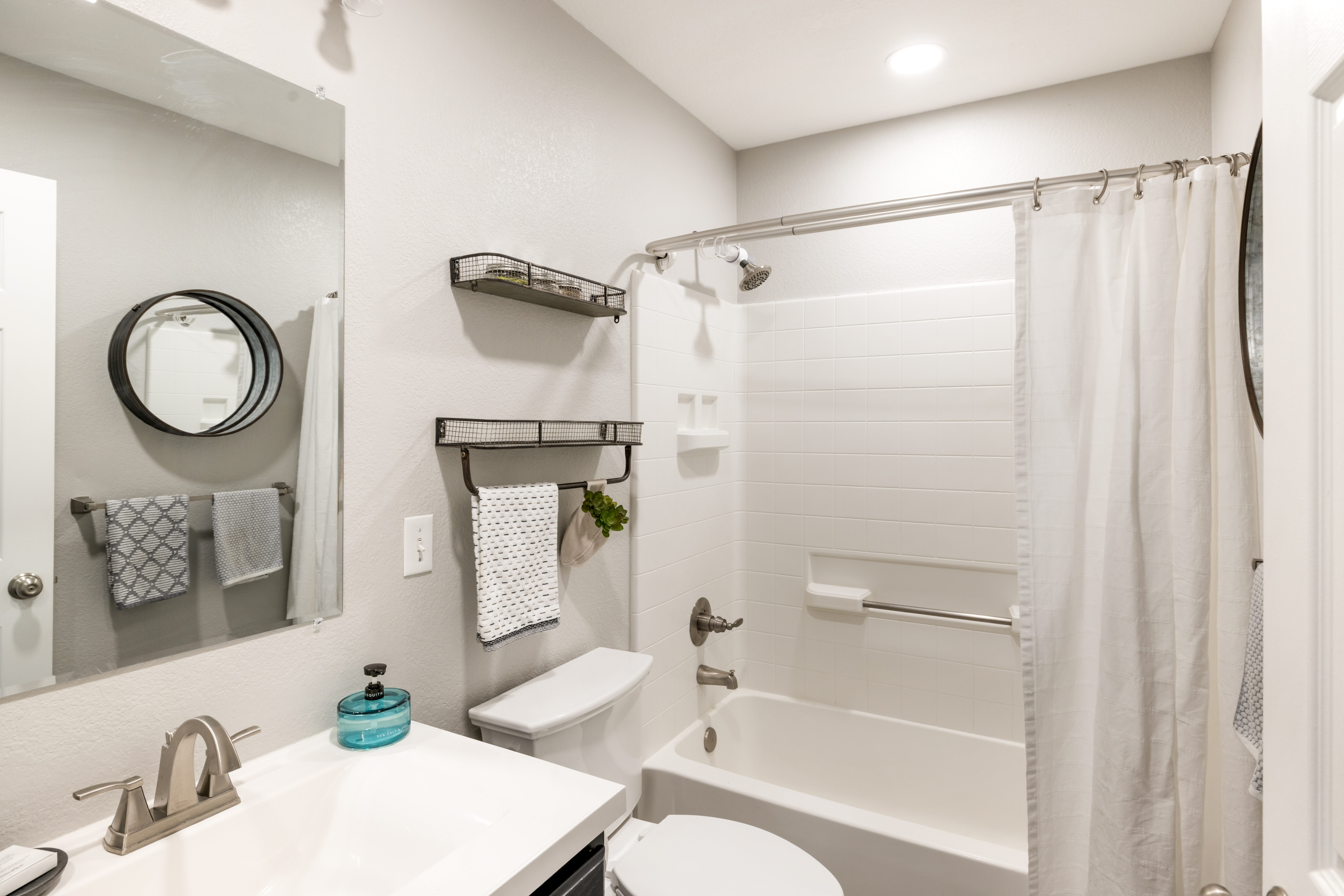  Thoughtfully maintained + beautifully updated, this Highlands Ranch home - 物件實景