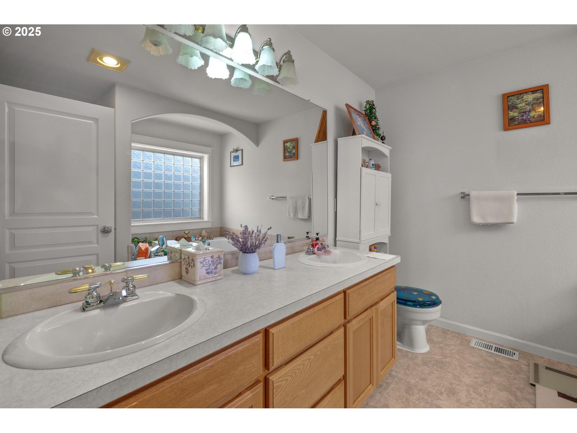 Oregon City, Oregon, 97045, United States, 3 Bedrooms Bedrooms, ,2 BathroomsBathrooms,Residential,For Sale,1949675