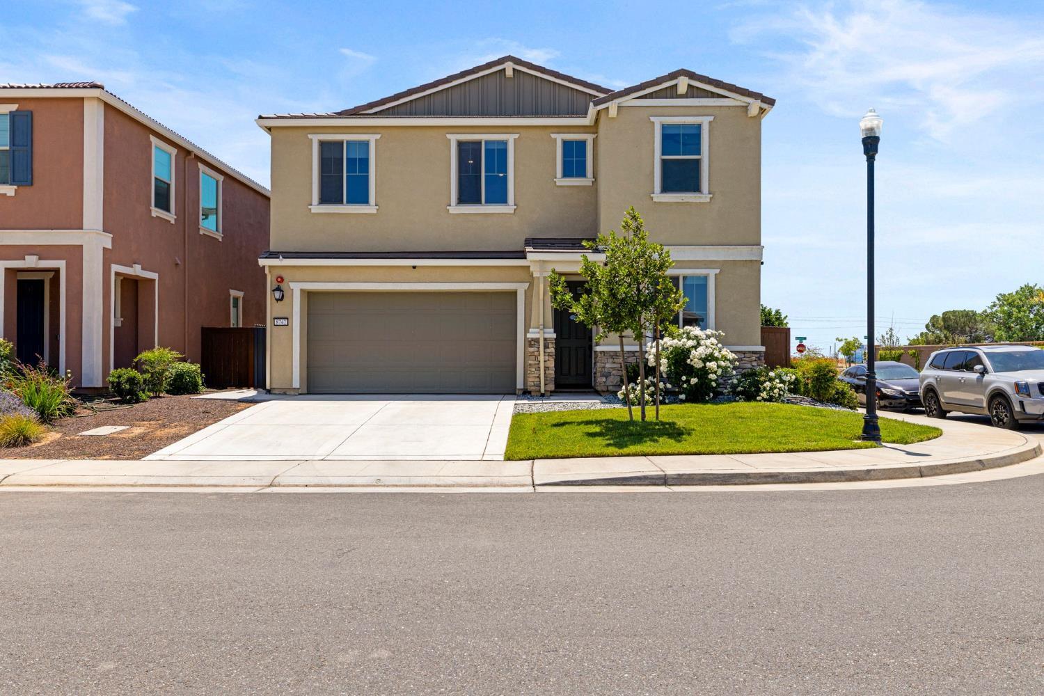 Elk Grove, California, 95757, United States, 4 Bedrooms Bedrooms, ,3 BathroomsBathrooms,Residential,For Sale,1879149