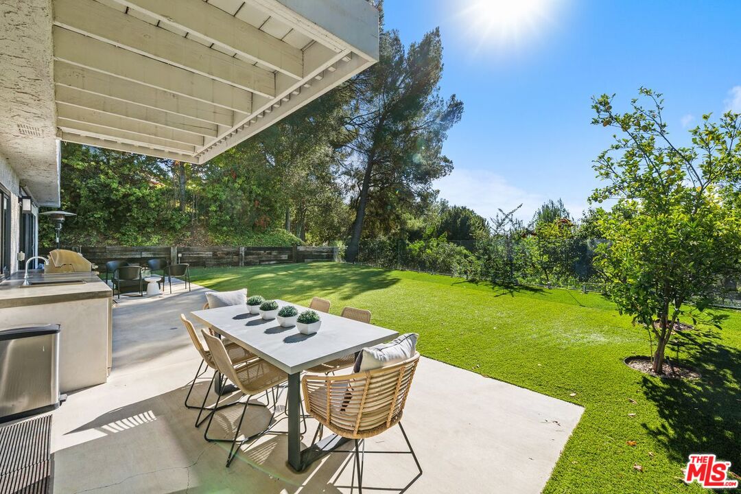 Los Angeles, California, 90077, United States, 5 Bedrooms Bedrooms, ,1 BathroomBathrooms,Residential,For Sale,1987970