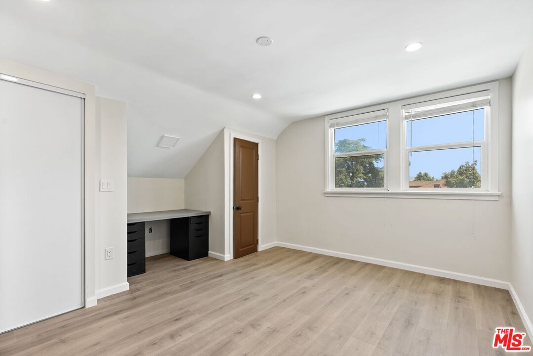 Los Angeles, California, 90006, United States, 7 Bedrooms Bedrooms, ,6 BathroomsBathrooms,Residential,For Sale,1848318
