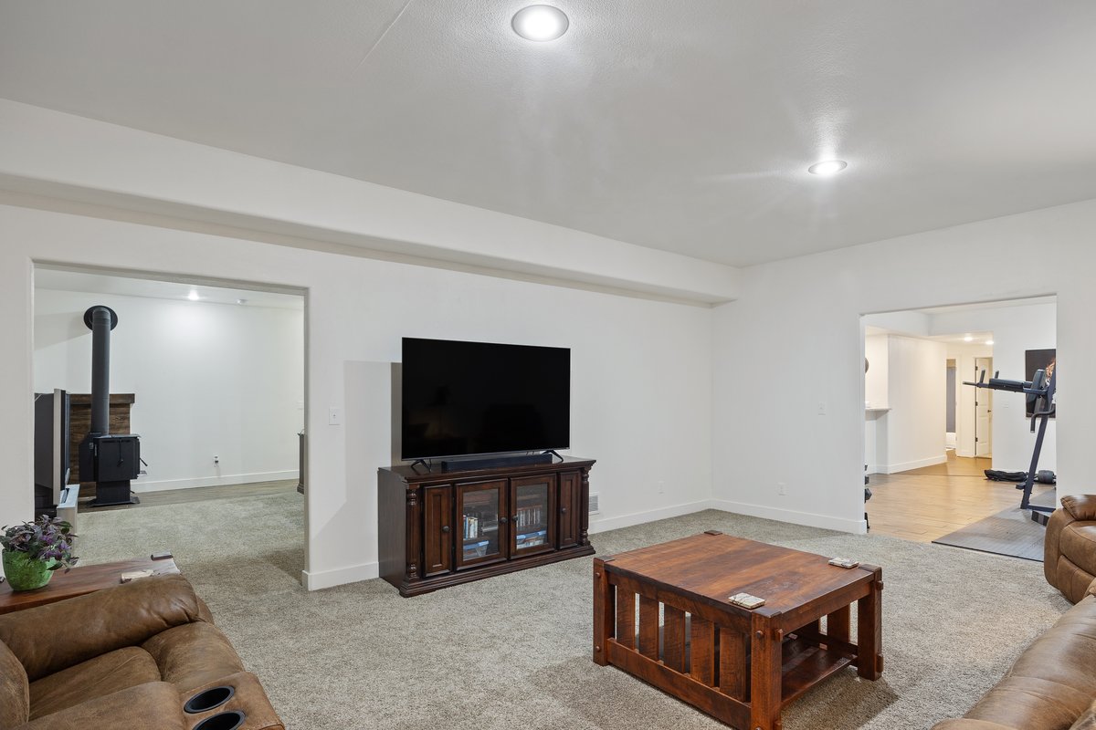 Cheyenne, Wyoming, 82059, United States, 5 Bedrooms Bedrooms, ,4 BathroomsBathrooms,Residential,For Sale,1944847