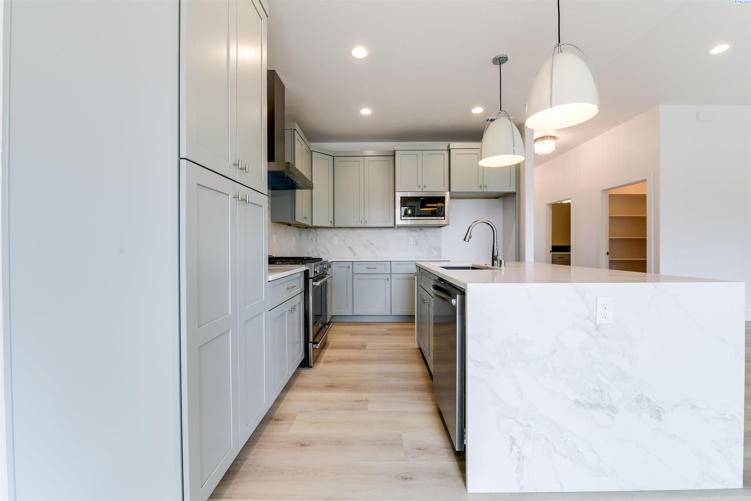 Richland, Washington, 99352, United States, 4 Bedrooms Bedrooms, ,1 BathroomBathrooms,Residential,For Sale,1992937