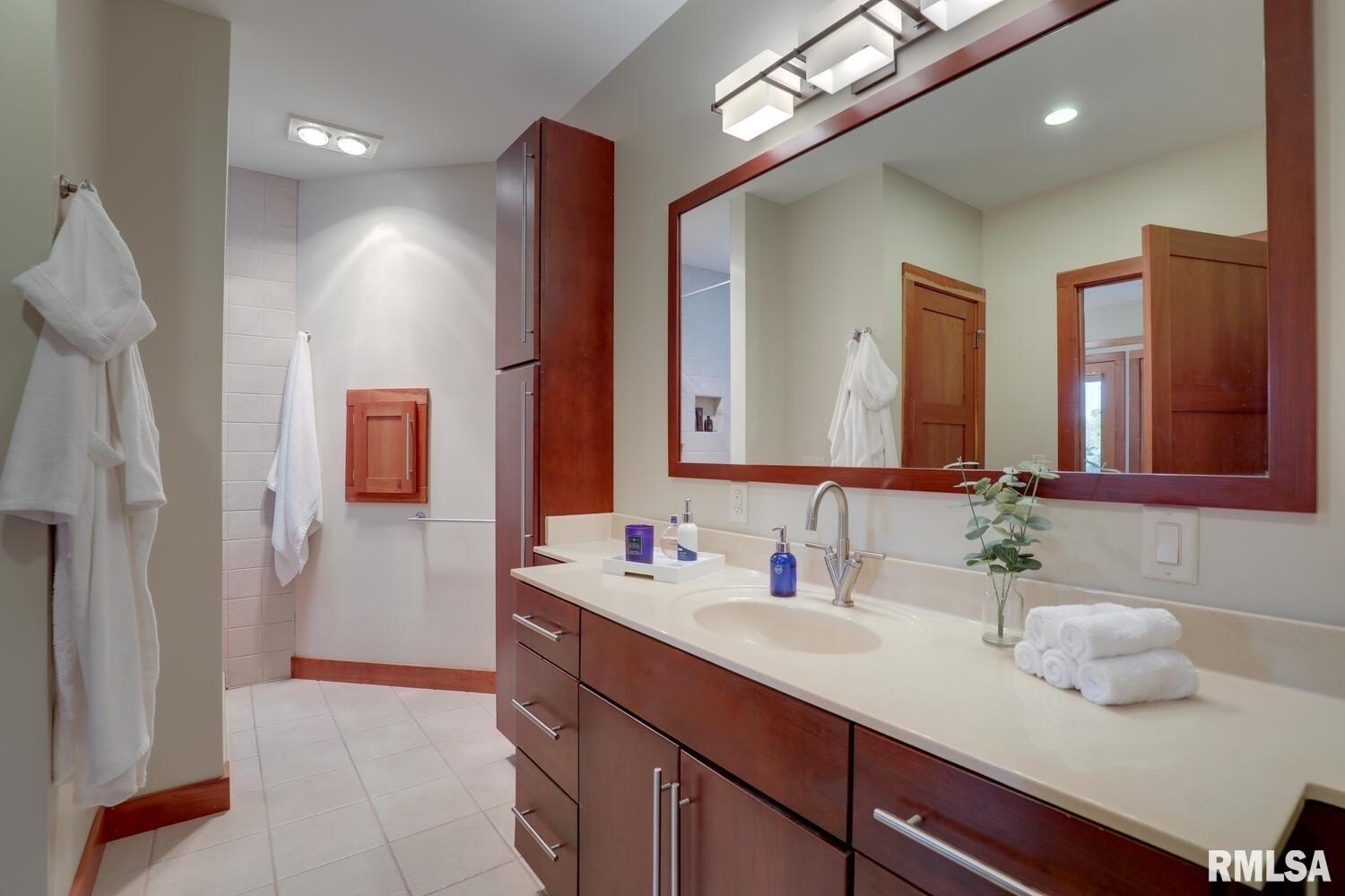 Macomb, Illinois, 61455, United States, 5 Bedrooms Bedrooms, ,5 BathroomsBathrooms,Residential,For Sale,1915760