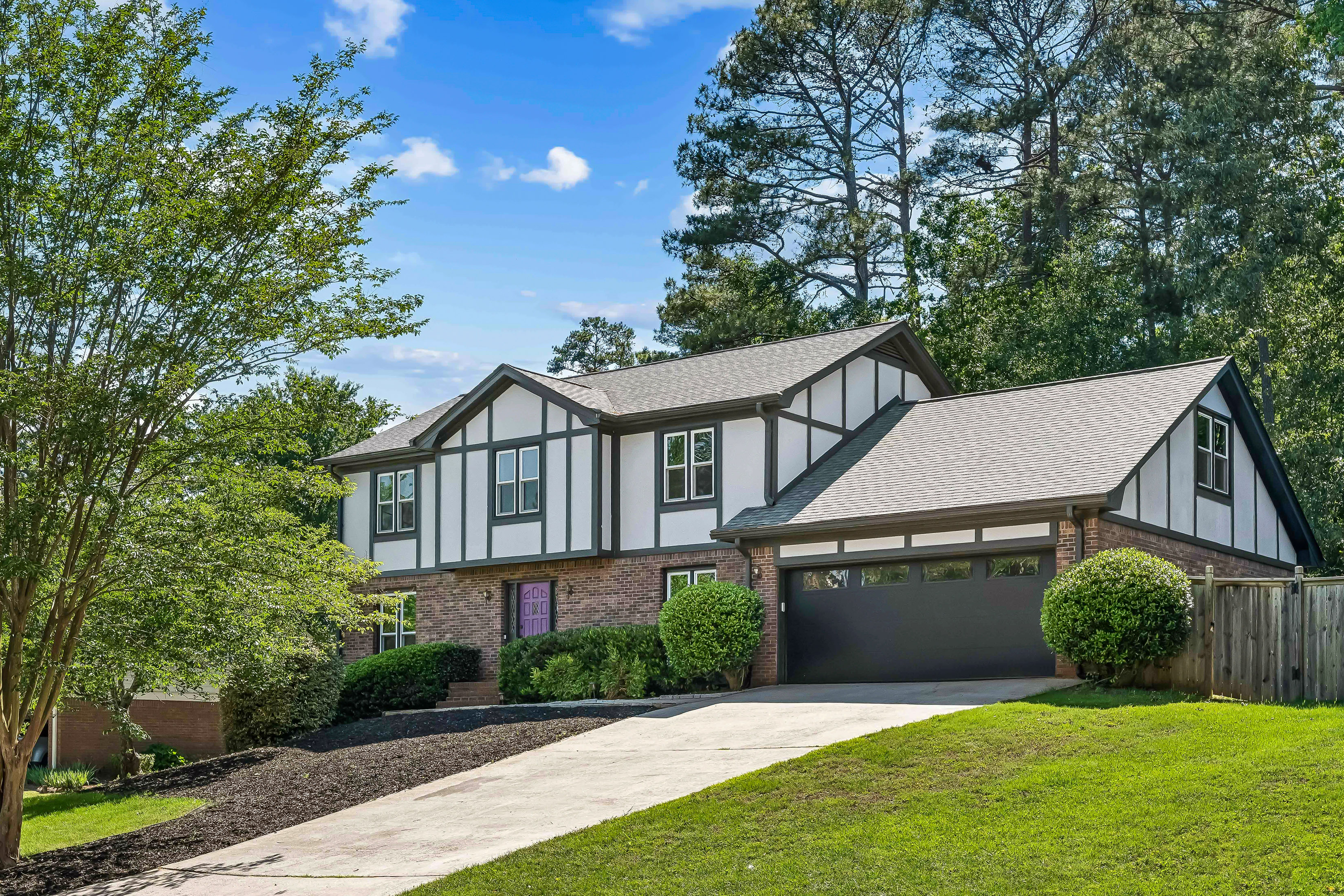  Charming Tudor-style Home Nestled in the Heart of Embry Hills - 物件實景