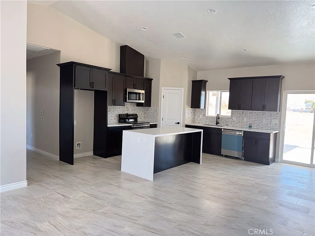 Apple Valley, California, 92308, United States, 4 Bedrooms Bedrooms, ,3 BathroomsBathrooms,Residential,For Sale,1977034