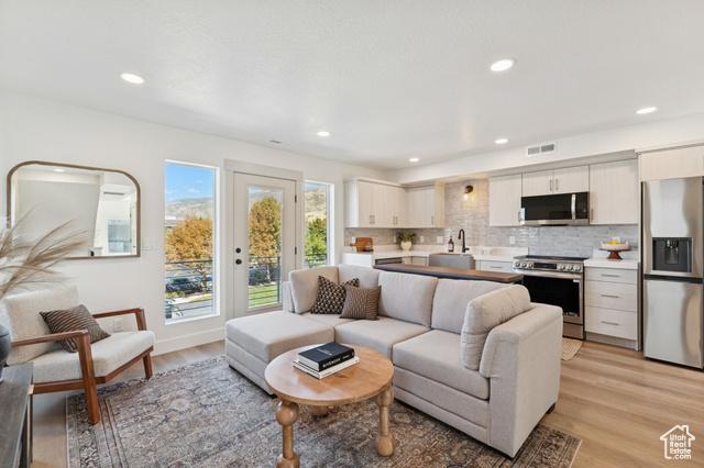 Bountiful, Utah, 84010, United States, 2 Bedrooms Bedrooms, ,3 BathroomsBathrooms,Residential,For Sale,1974498