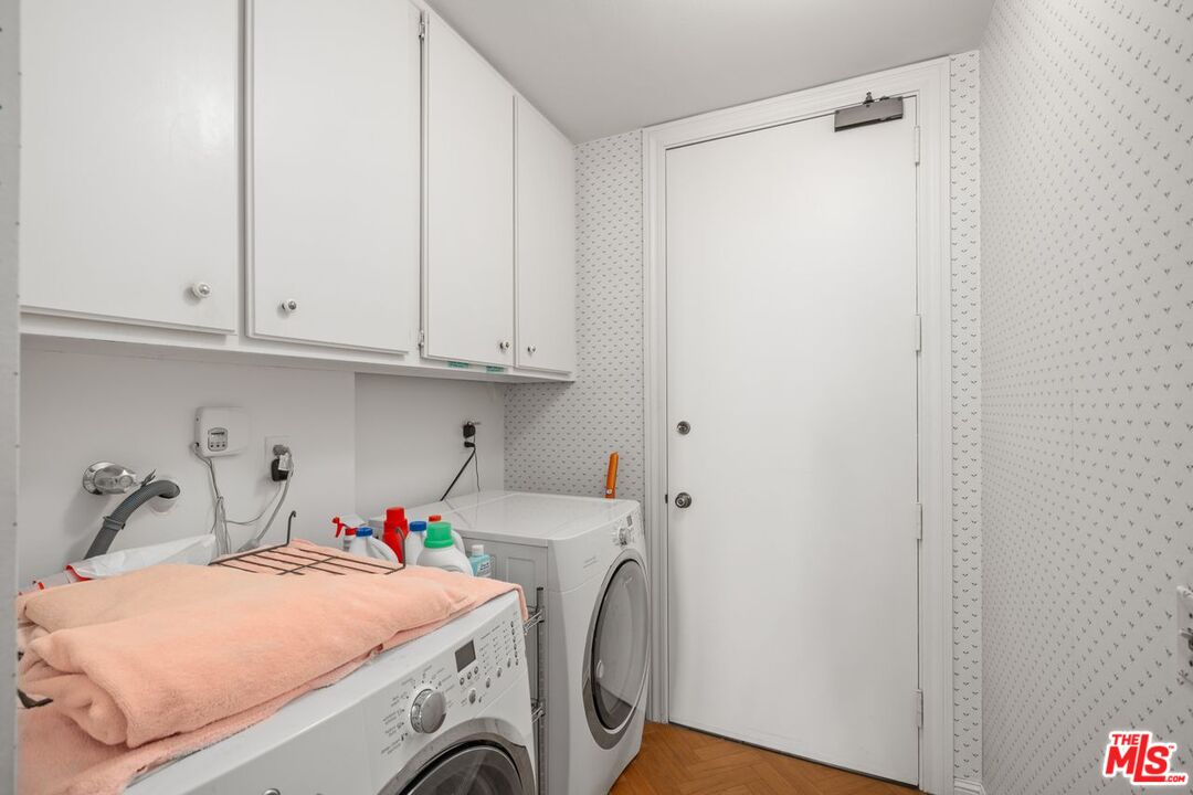 Los Angeles, California, 90067, United States, 3 Bedrooms Bedrooms, ,5 BathroomsBathrooms,Residential,For Sale,1924921