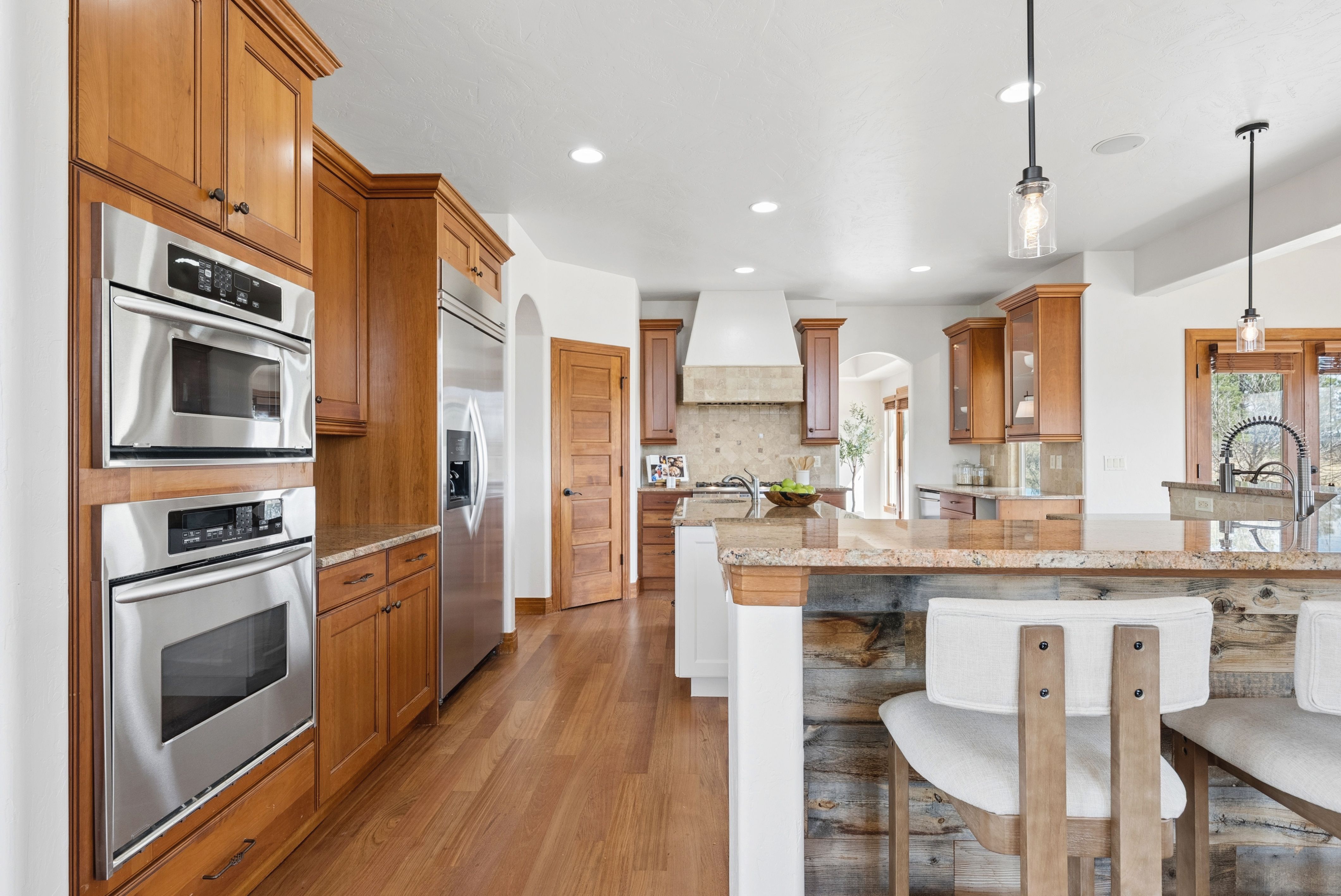  Set high on a hill in The Timbers and backing to open space - 物件實景