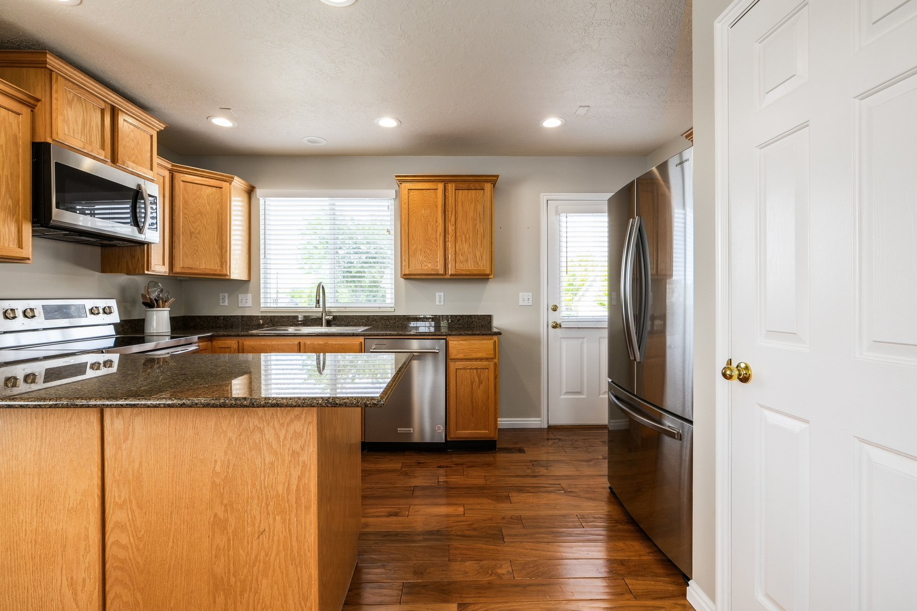  Updated 4-Bed with RV Parking, Mountain Views, and Large Fenced Backyard - 物件實景