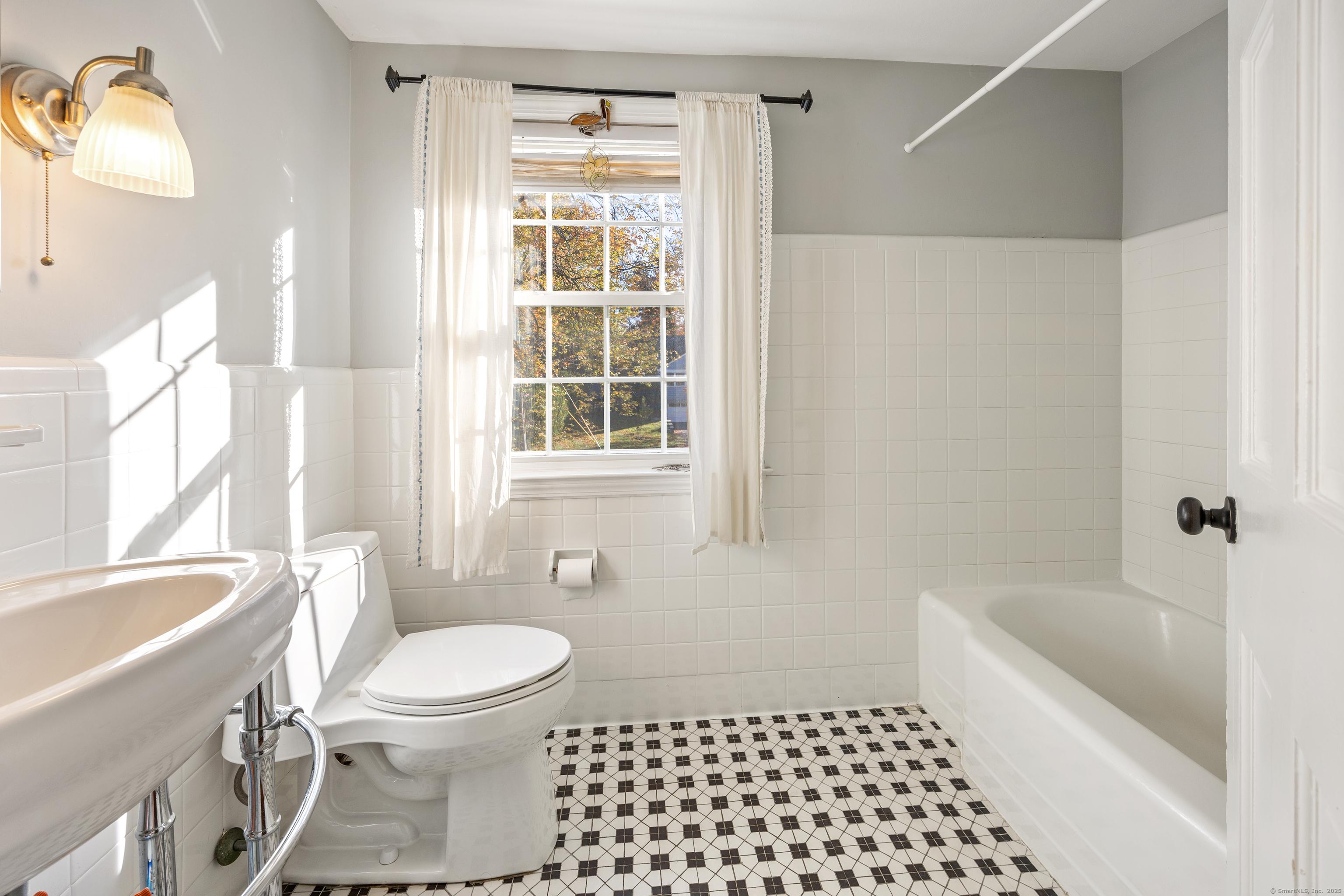 West Hartford, Connecticut, 06117, United States, 3 Bedrooms Bedrooms, ,3 BathroomsBathrooms,Residential,For Sale,1980487