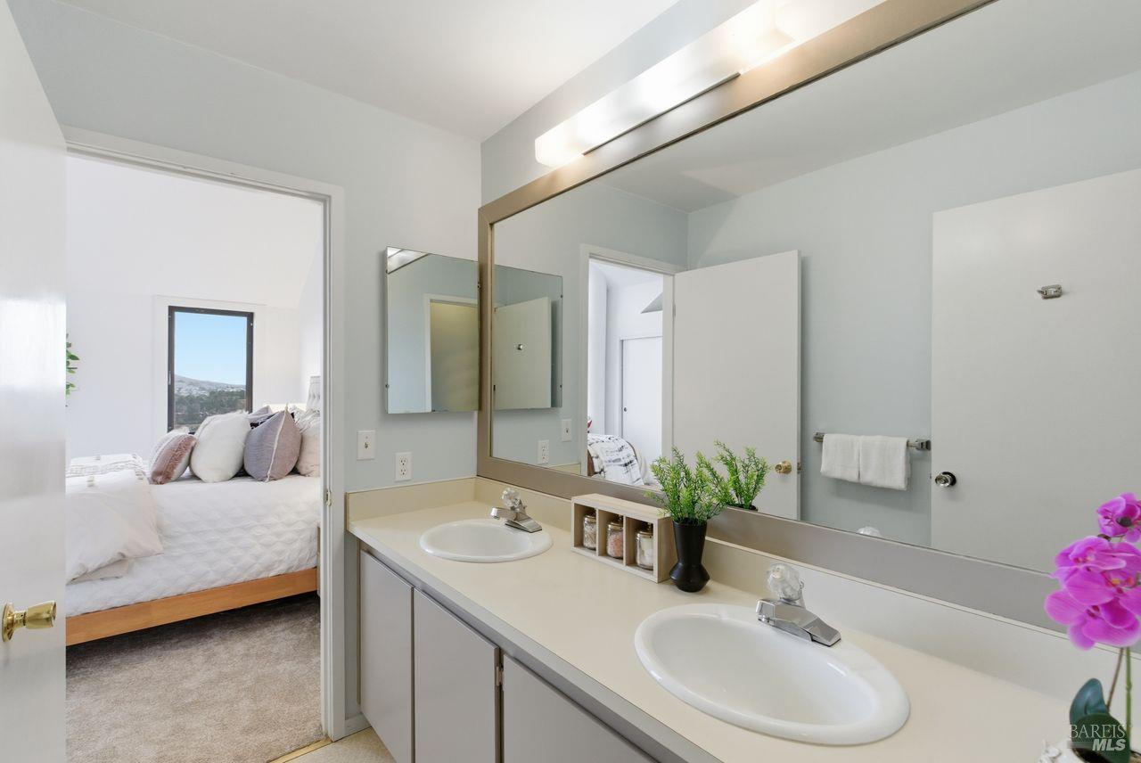 Sausalito, California, 94965, United States, 3 Bedrooms Bedrooms, ,3 BathroomsBathrooms,Residential,For Sale,1990897