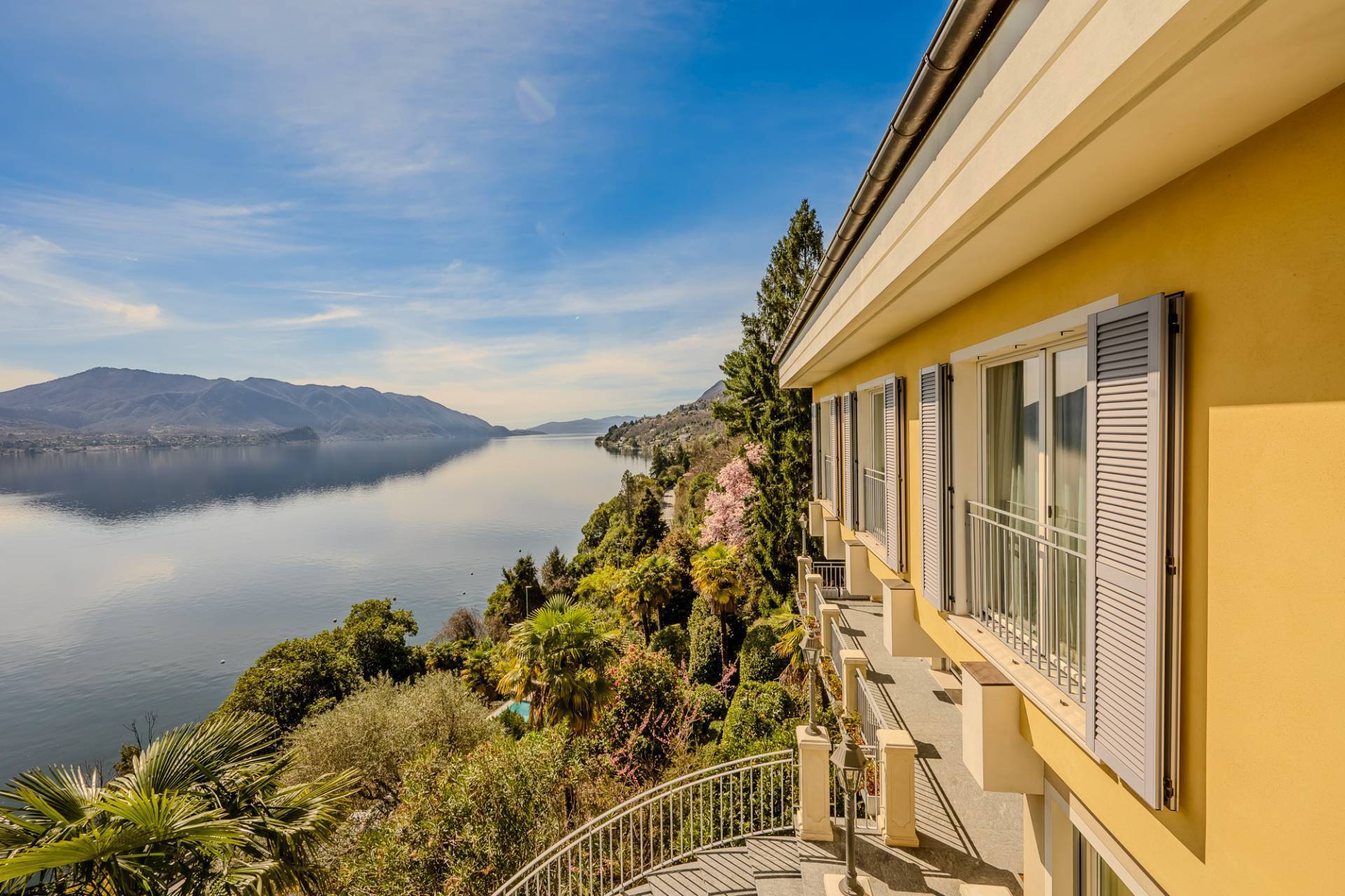 Elegant villa with a pool on Lake Maggiore