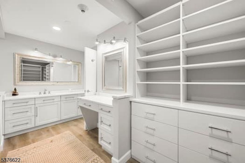 Verona Twp., New Jersey, 07044, United States, 2 Bedrooms Bedrooms, ,2 BathroomsBathrooms,Residential,For Sale,1976257