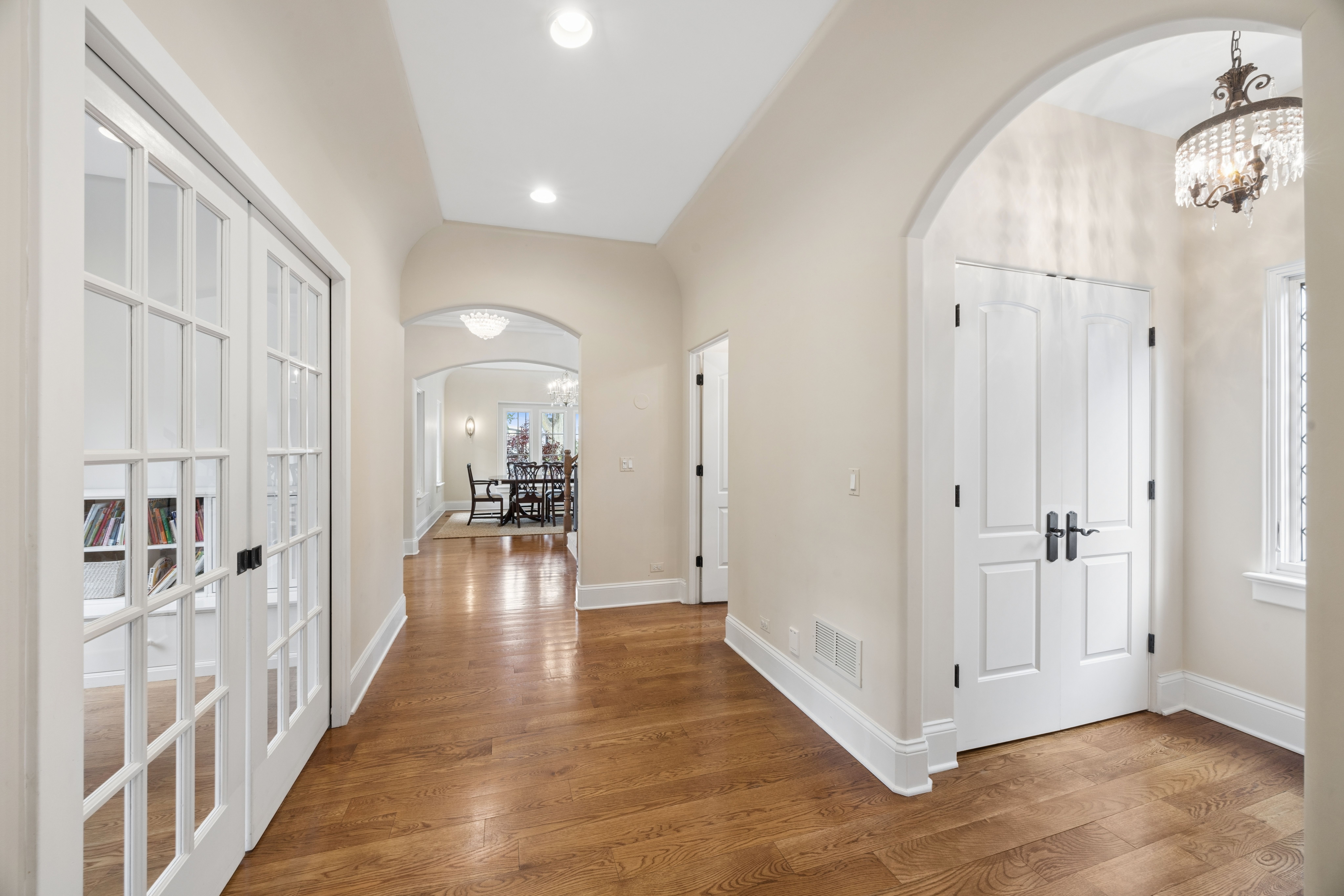 Timeless Architectural Detail with Warm, Inviting Living Spaces - 物件實景