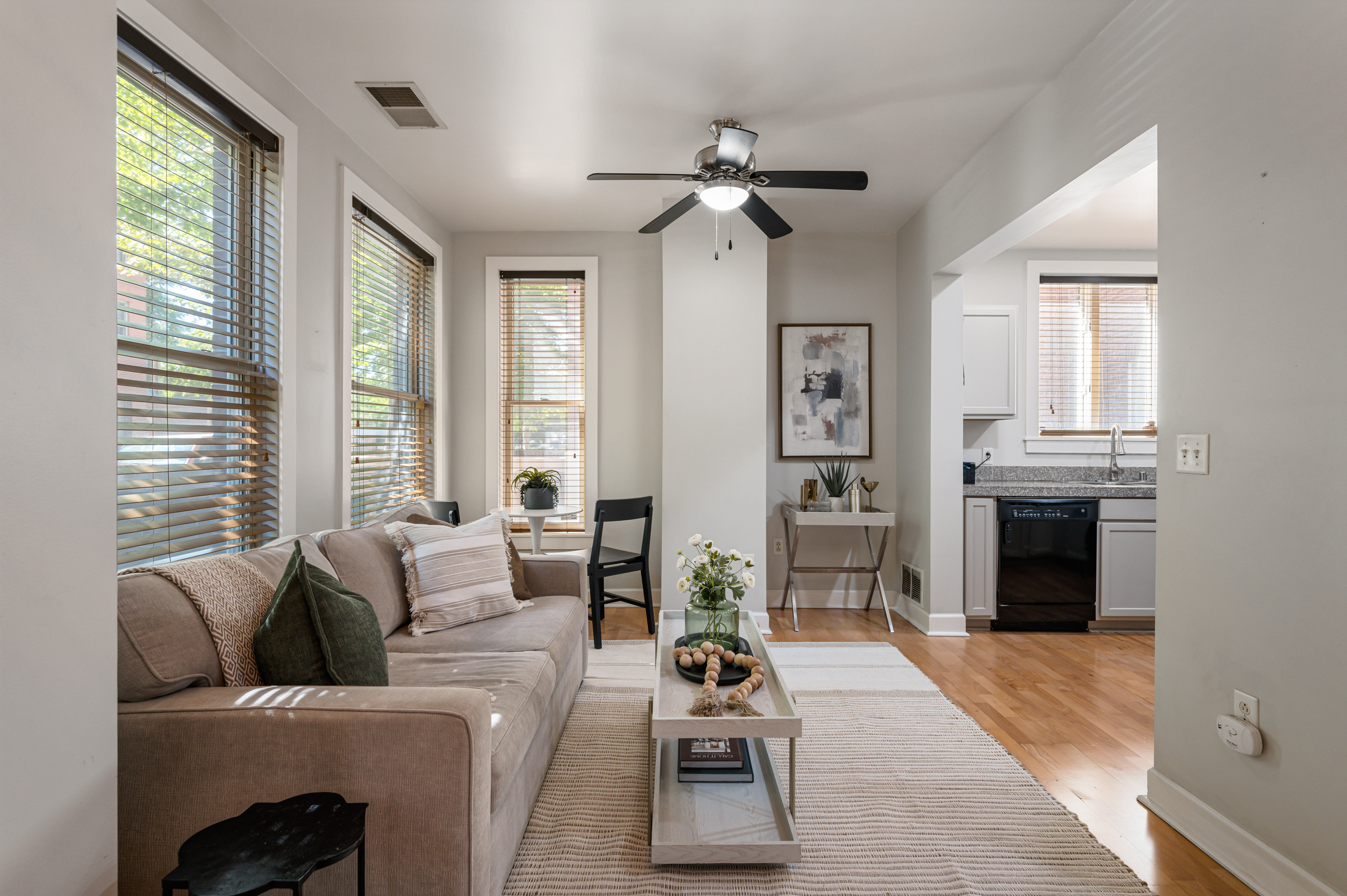  Spacious 1-Bedroom Main Floor Condo in a Prime Location - 物件實景