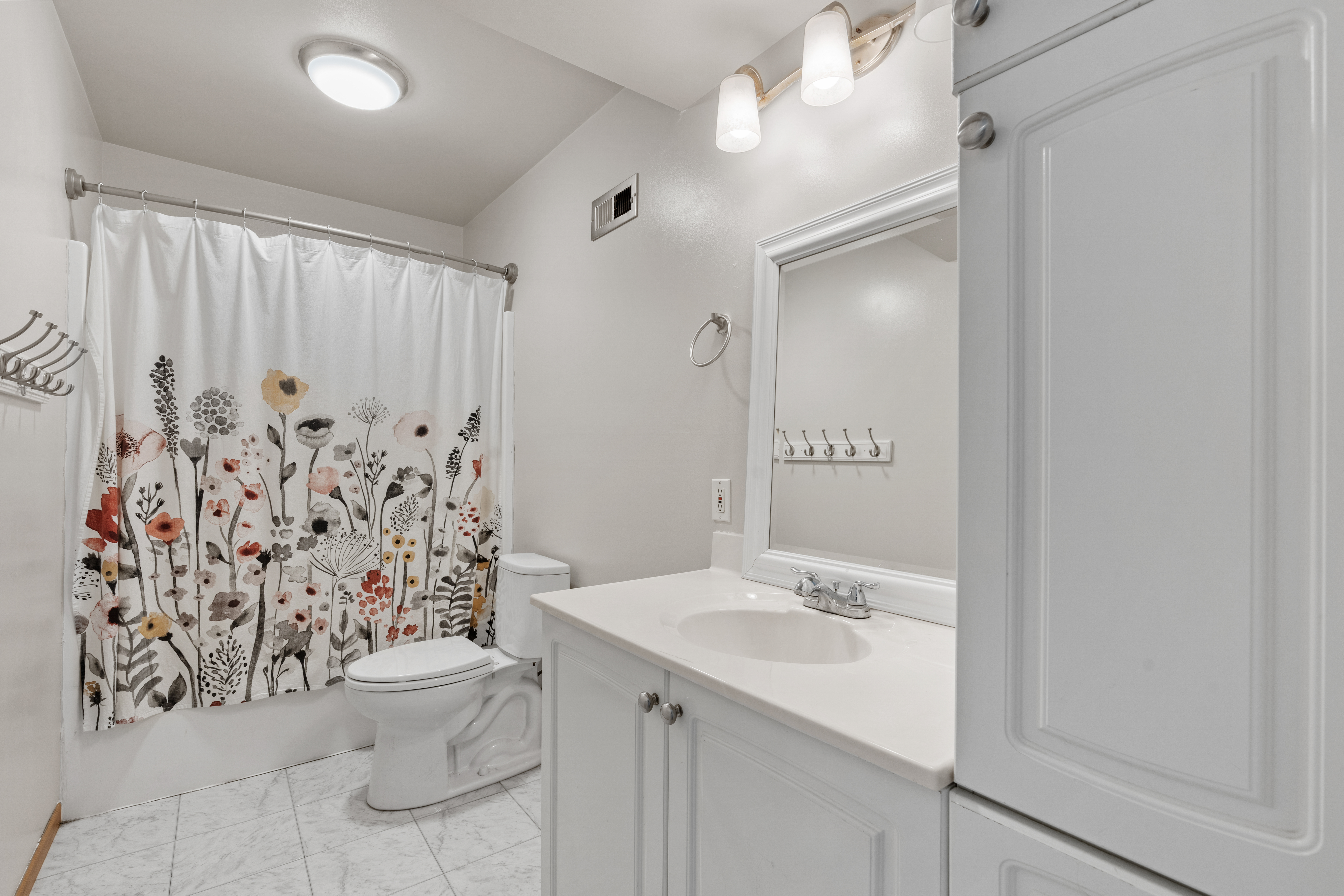  Thoughtfully Maintained Living with Modern Style and Ease - 物件實景