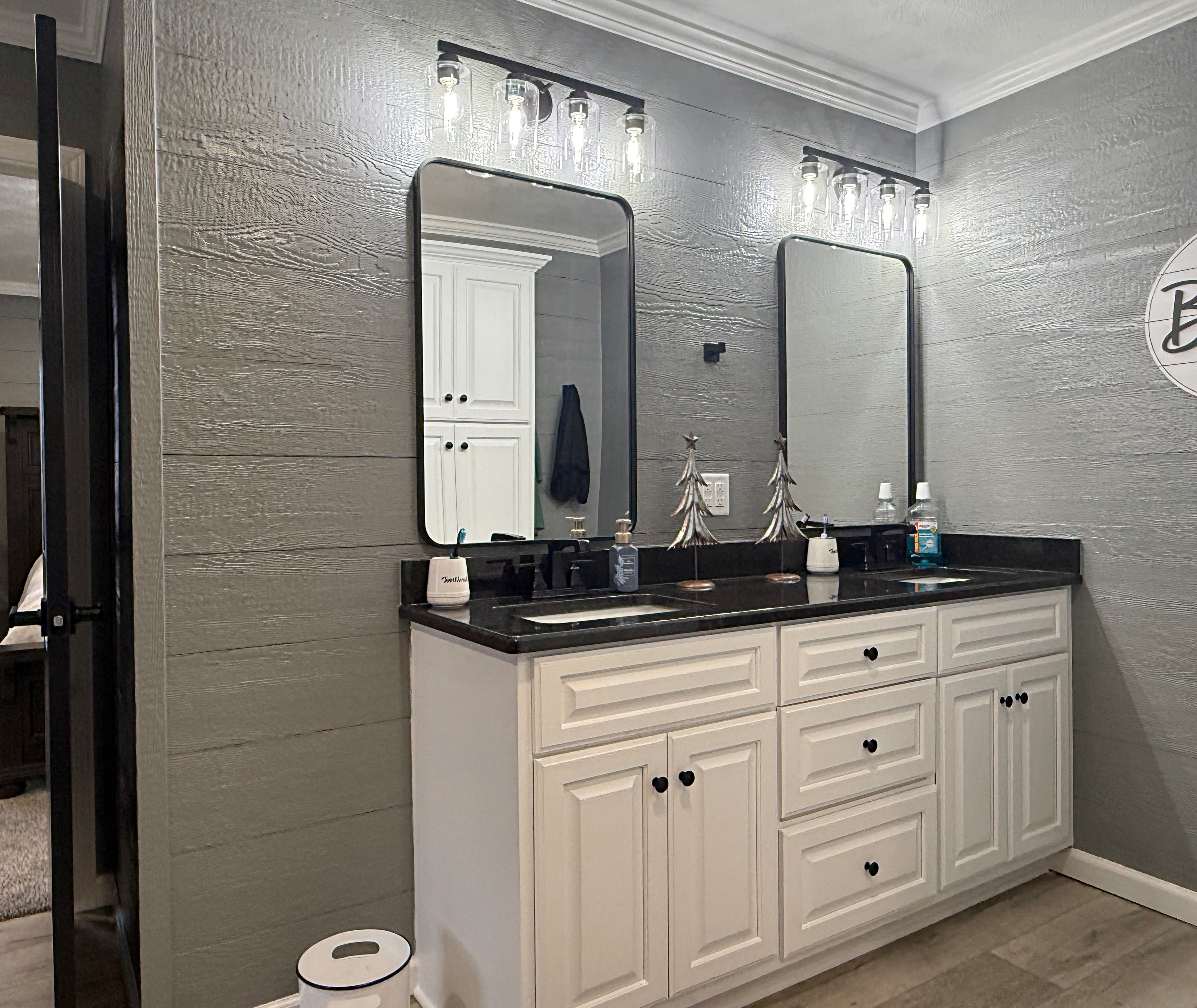 Loogootee, Indiana, 47553, United States, 4 Bedrooms Bedrooms, ,3 BathroomsBathrooms,Residential,For Sale,2005649