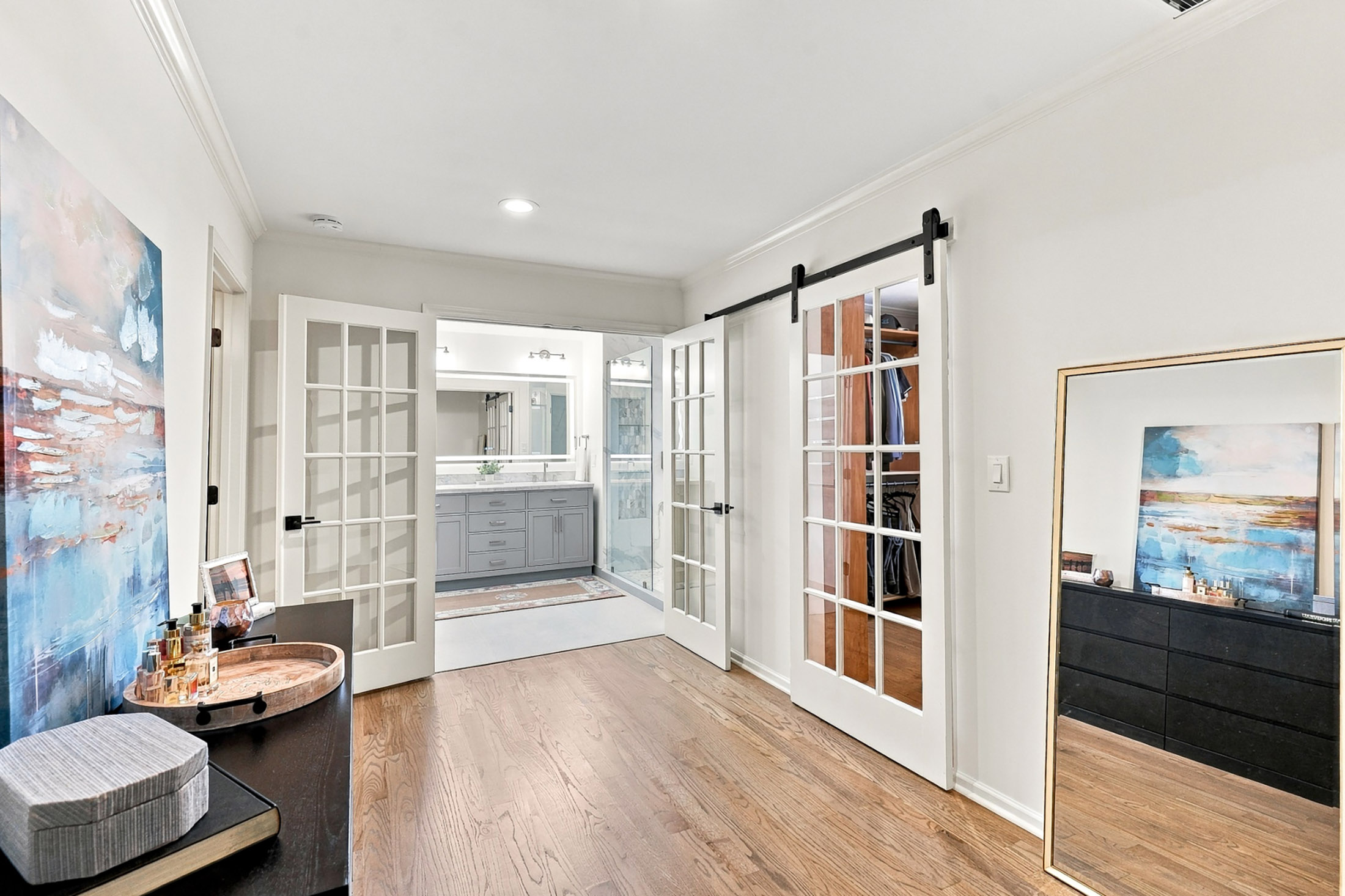  Classic Colonial Charm Meets Beautifully Updated Interiors - 物件實景