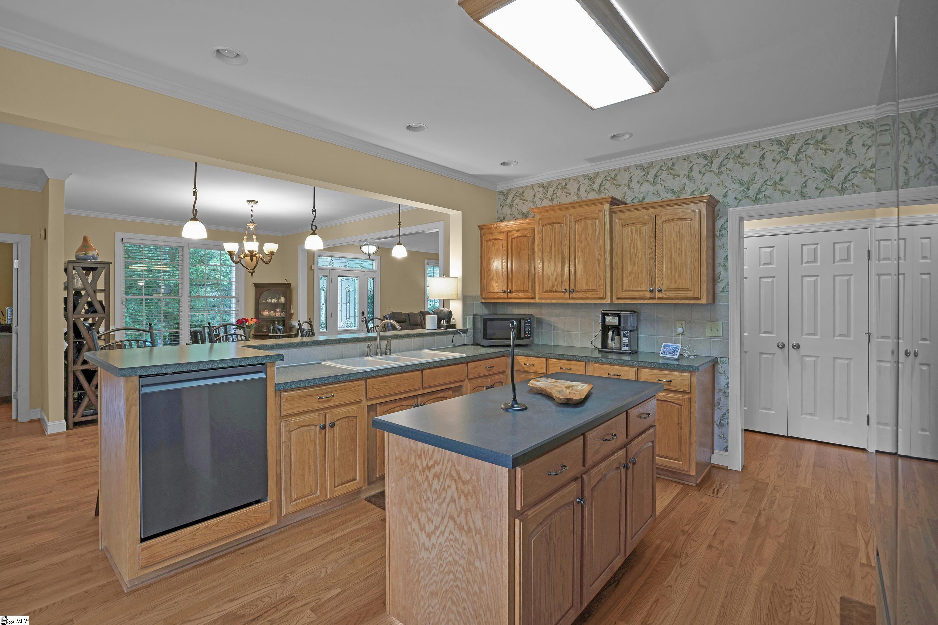 Landrum, South Carolina, 29356, United States, 5 Bedrooms Bedrooms, ,3 BathroomsBathrooms,Residential,For Sale,1868751
