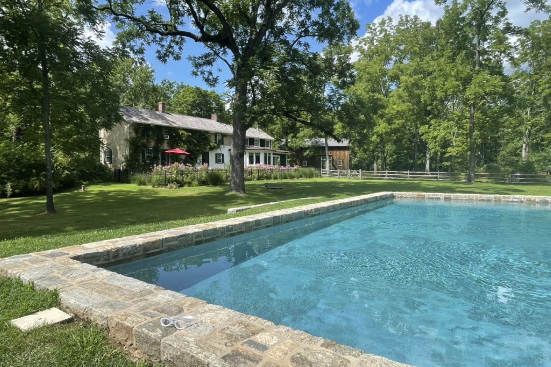  Exceptional Antique Estate Offers Two Distinct Properties on One Property - 物件實景