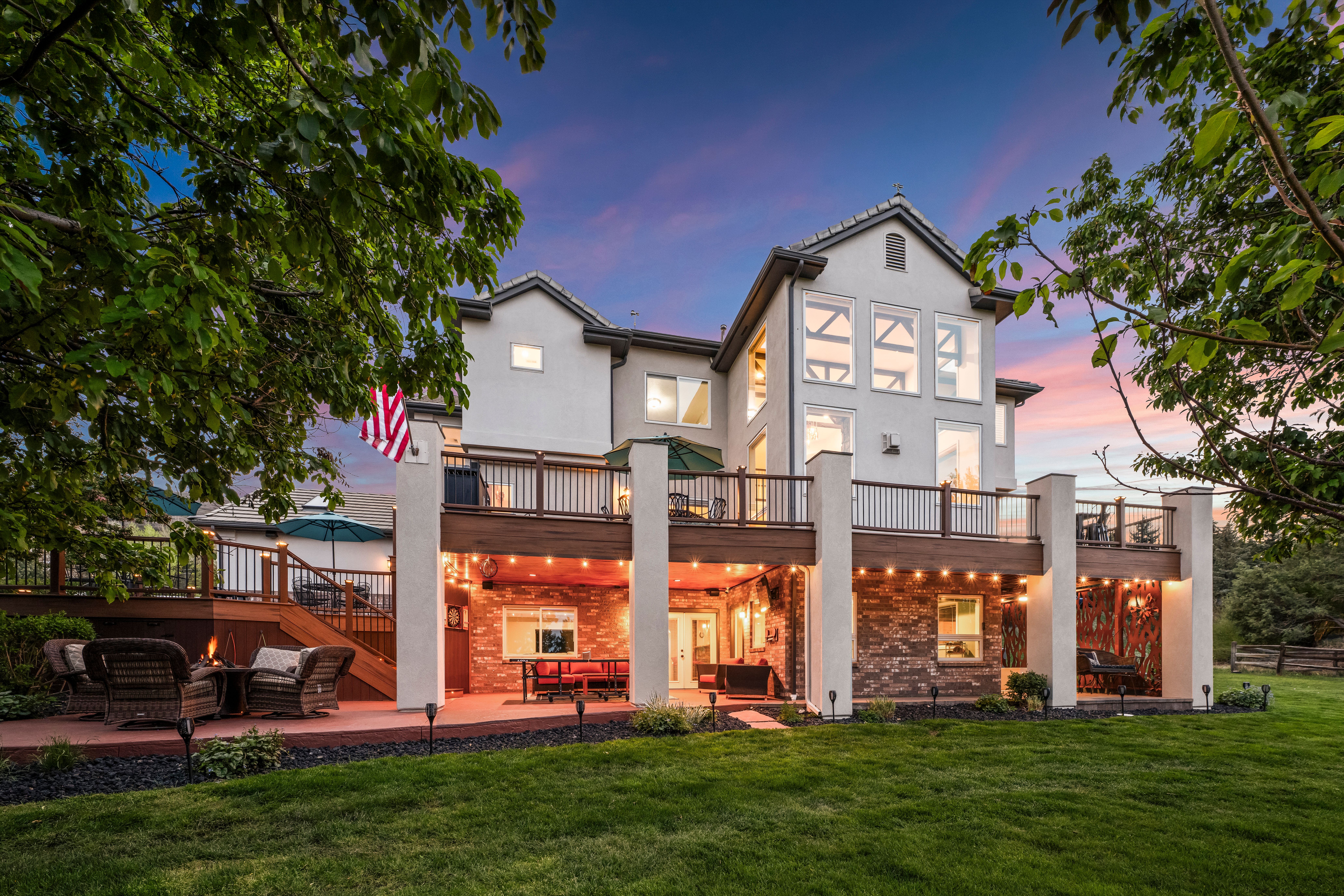  Stunning two-story walkout on a rare usable ¾-acre lot - 物件實景