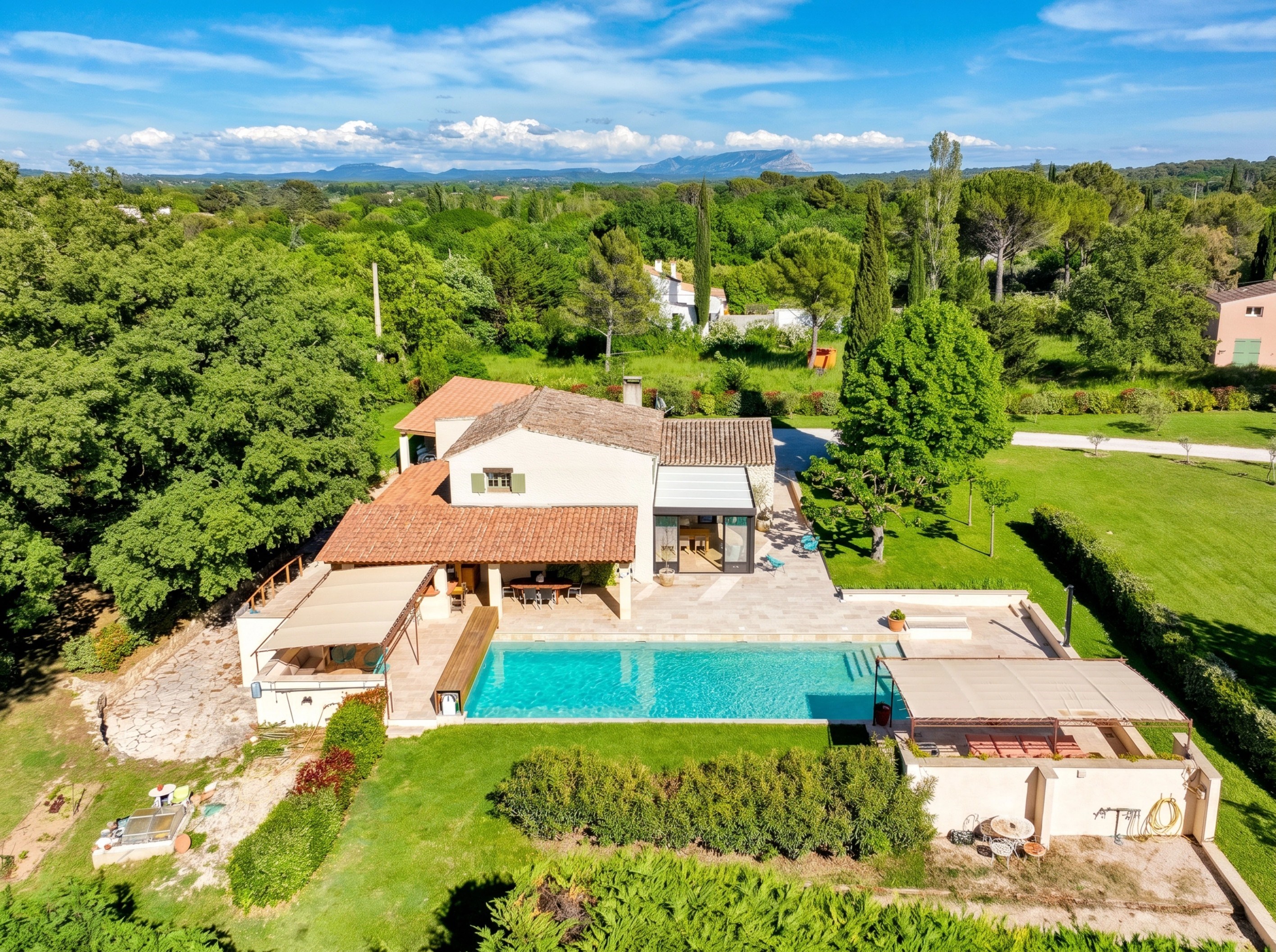  200 sqm Family Home on 6,256 sqm of Land – Close to Aix-en-Provence - 物件實景