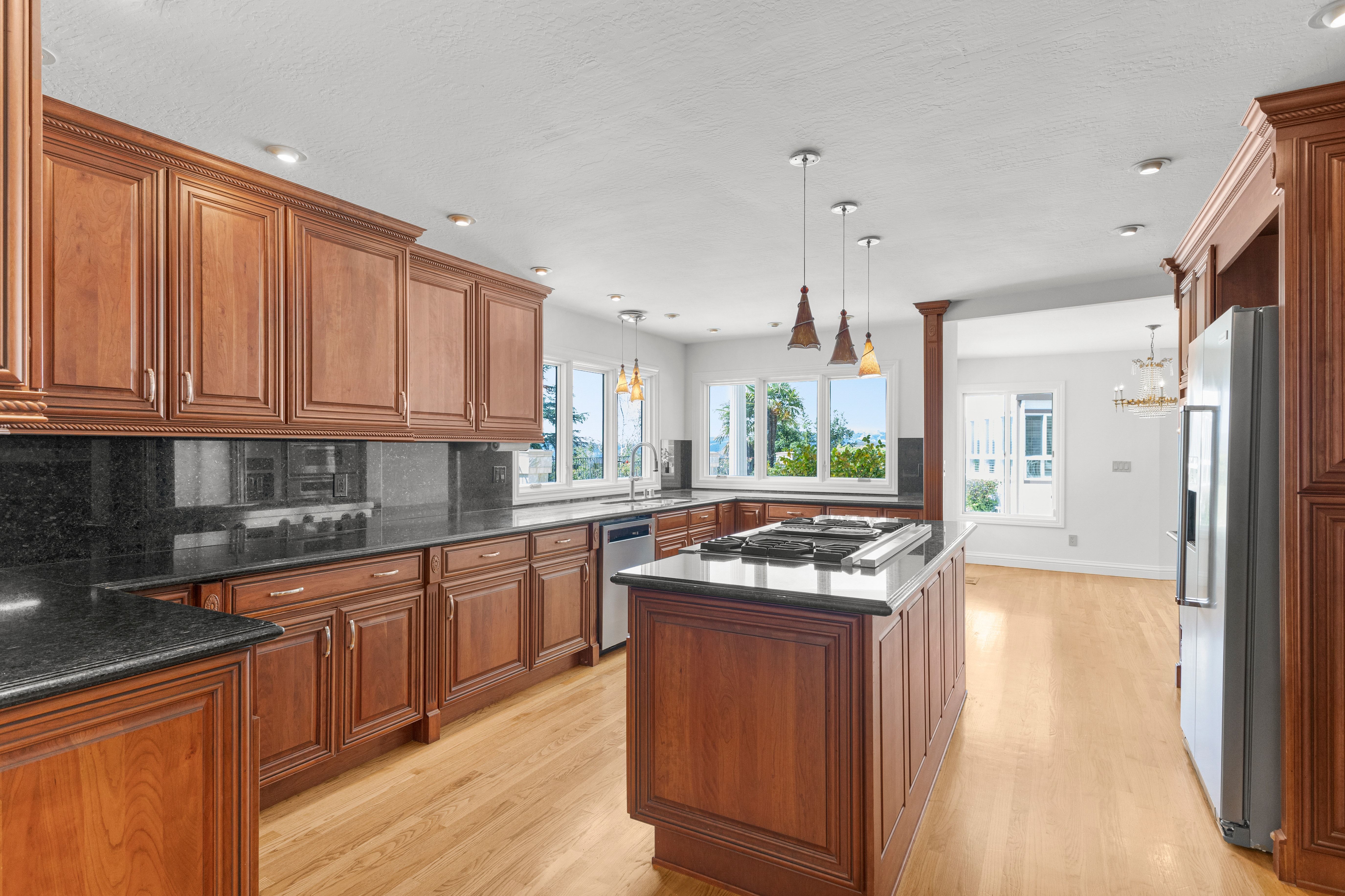  Elegant Custom Home in Gated Silver Maple - 物件實景