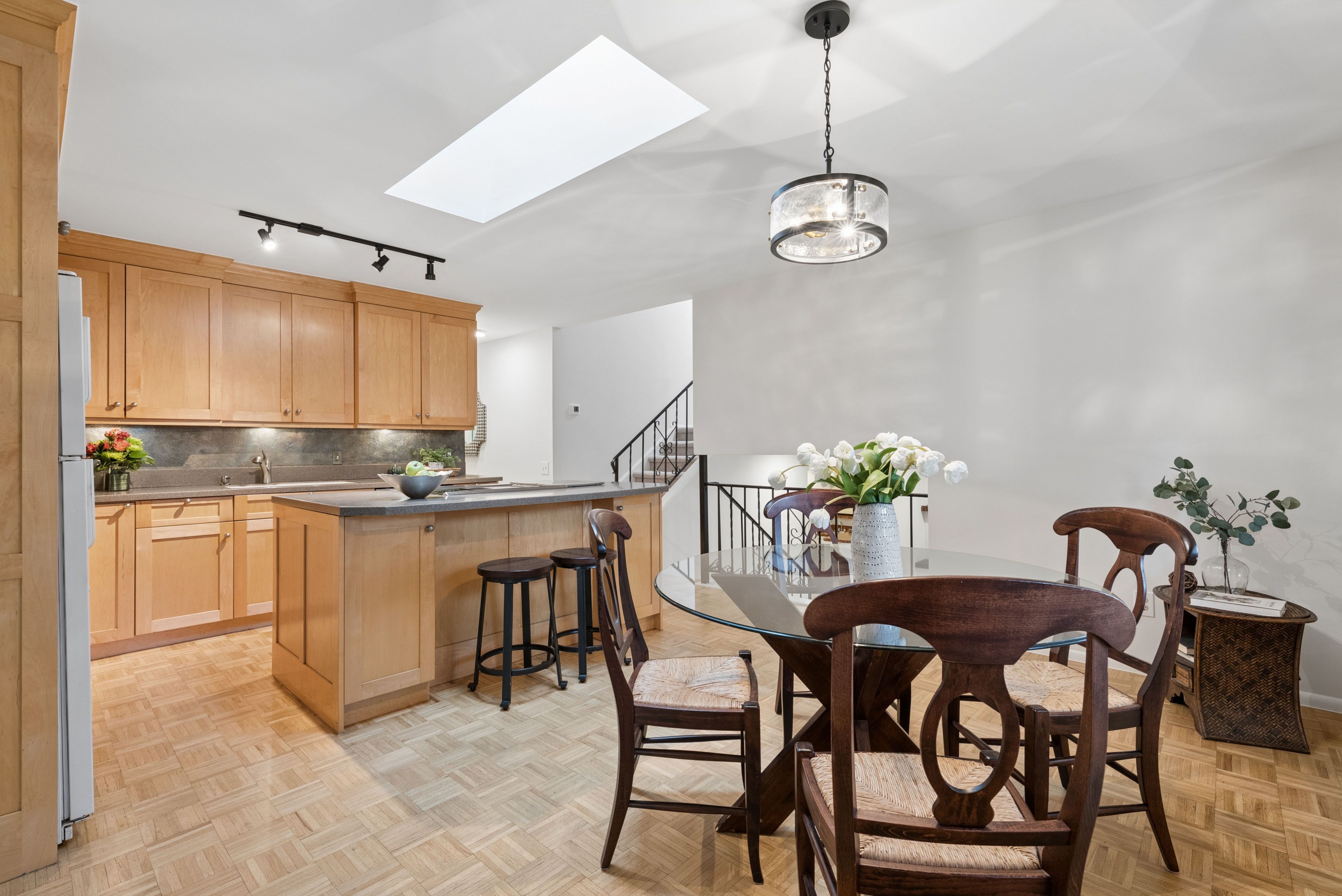  Beautifully refreshed home, tucked away on a quiet street & surrounded by trees - 物件實景