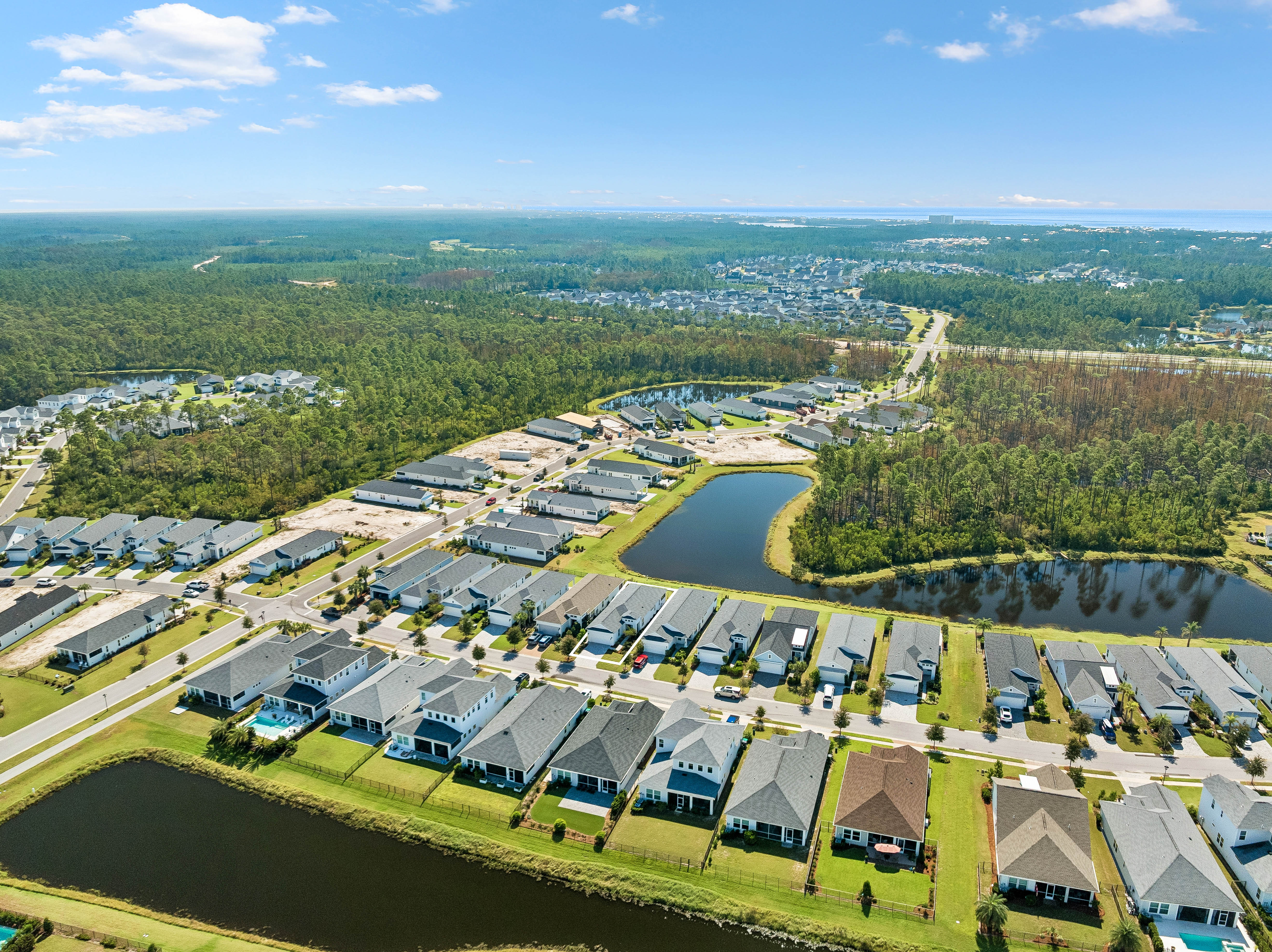  Refined Single-Level Living with Tranquil Pond Views - 物件實景
